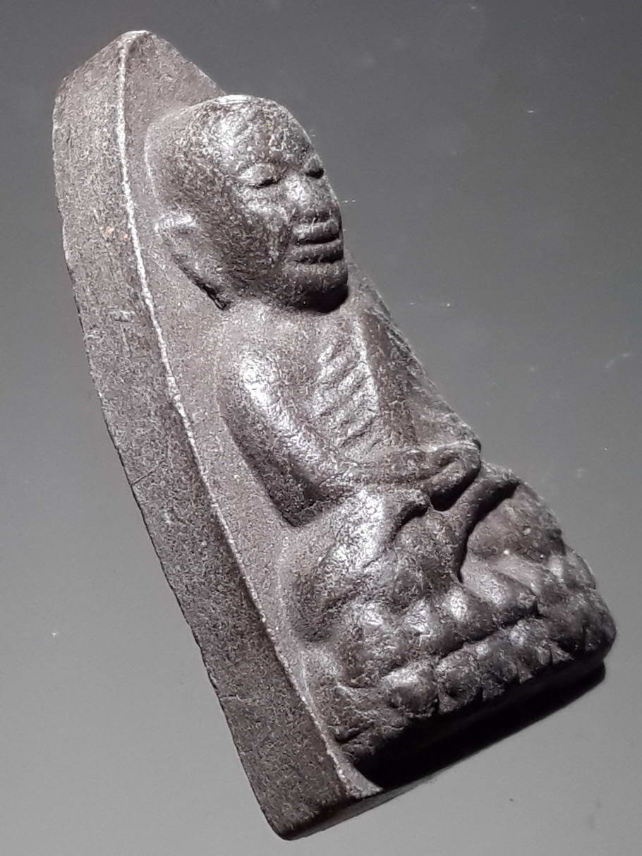 รหัสสินค้า หลวงปู่ทวด วัดต่างๆ 337 หลวงปู่ทวด วัดช้างให้ จังหวัดปัตตานี เนื้อว่าน พิมพ์เตารีด หลังตัวหนังสือนูน