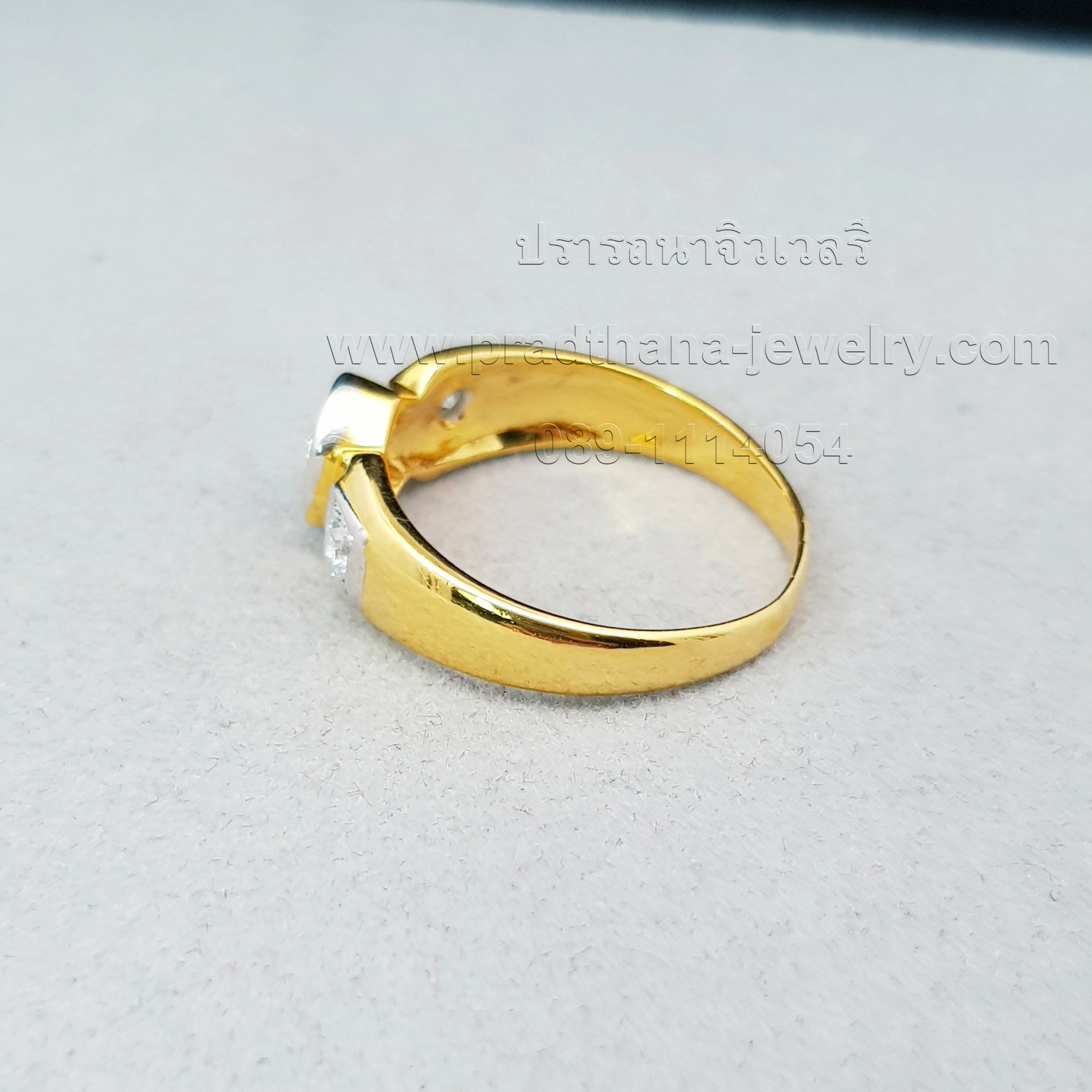 แหวนเพชรกระจุกกลางบ่าเพชร