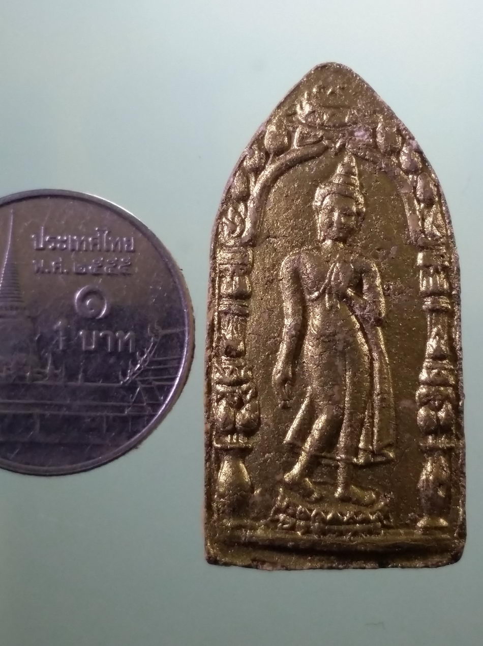 รหัสสินค้า พระมีกล่อง 4033 พระลีลากำแพงนิ้ว เนื้อผงปิดทอง ที่ระลึกงานทอดผ้าป่าสามัคคี 50,000 กอง วัดไชยสถาน พระพุทธเจดีย์ 9 ยอด อำเภอสารภี จังหวัดเชียงใหม่ 24 มีนาคม 2556 พระสวยกล่องเดิม