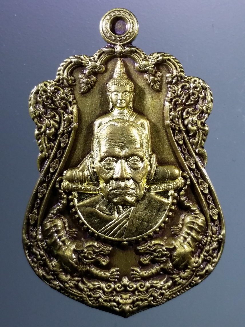 รหัสสินค้า พระมีกล่อง 2093 เหรียญเสมาพยัคฆ์พันล้าน หลวงพ่อพัฒน์ วัดห้วยด้วน อำเภอหนองบัว จังหวัดนครสวรรค์ เนื้อทองชนวนซาติน หน้ากากทองทิพย์ ตอกโค๊ต หมายเลข ๕๔๐
