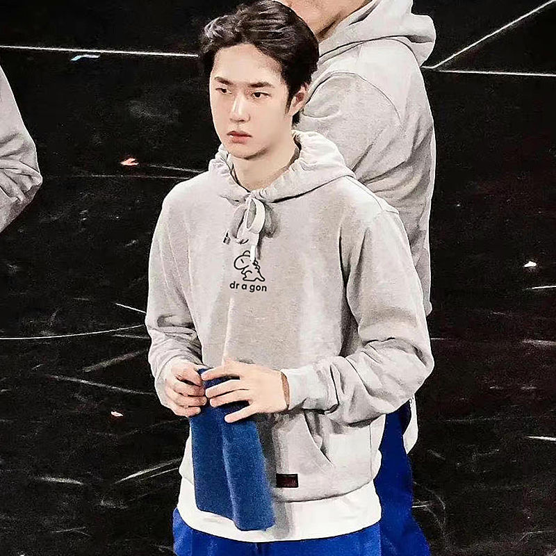 เสื้อกันหนาวไดโนเสาร์ แบบหวังอี้ป๋อใส่ใน SDC5