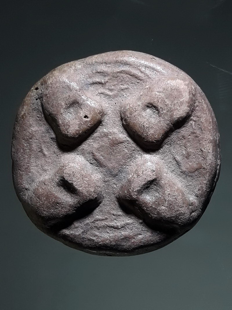 รหัสสินค้า พระเนื้อดิน ผง ว่าน 10491 พระปิดตาสี่ทิศ เนื้อดินเผา กรุวัดคูยาง จ.กำแพงเพชร สร้างราวปี พ.ศ.2444