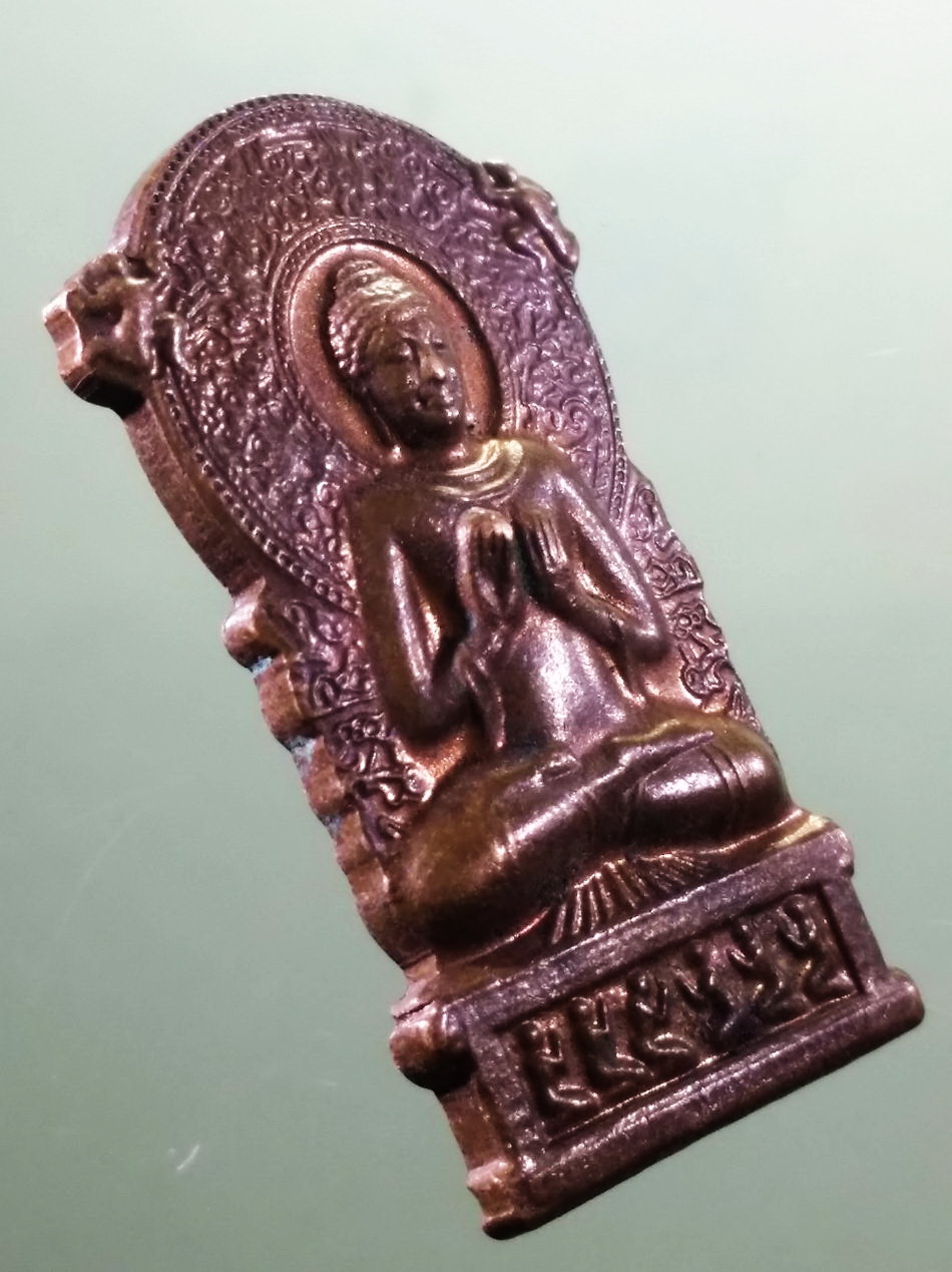 รหัสสินค้า เหรียญพระพุทธ 4104 เหรียญพระพุทธปางปฐมเทศนา รุ่นสร้างวิหารเฉลิมพระเกียรติ 84 พรรษา วัดสันติวนาราม อำเภอฝาง จังหวัดเชียงใหม่ ขนาดเมื่อเทียบกับเหรียญบาท