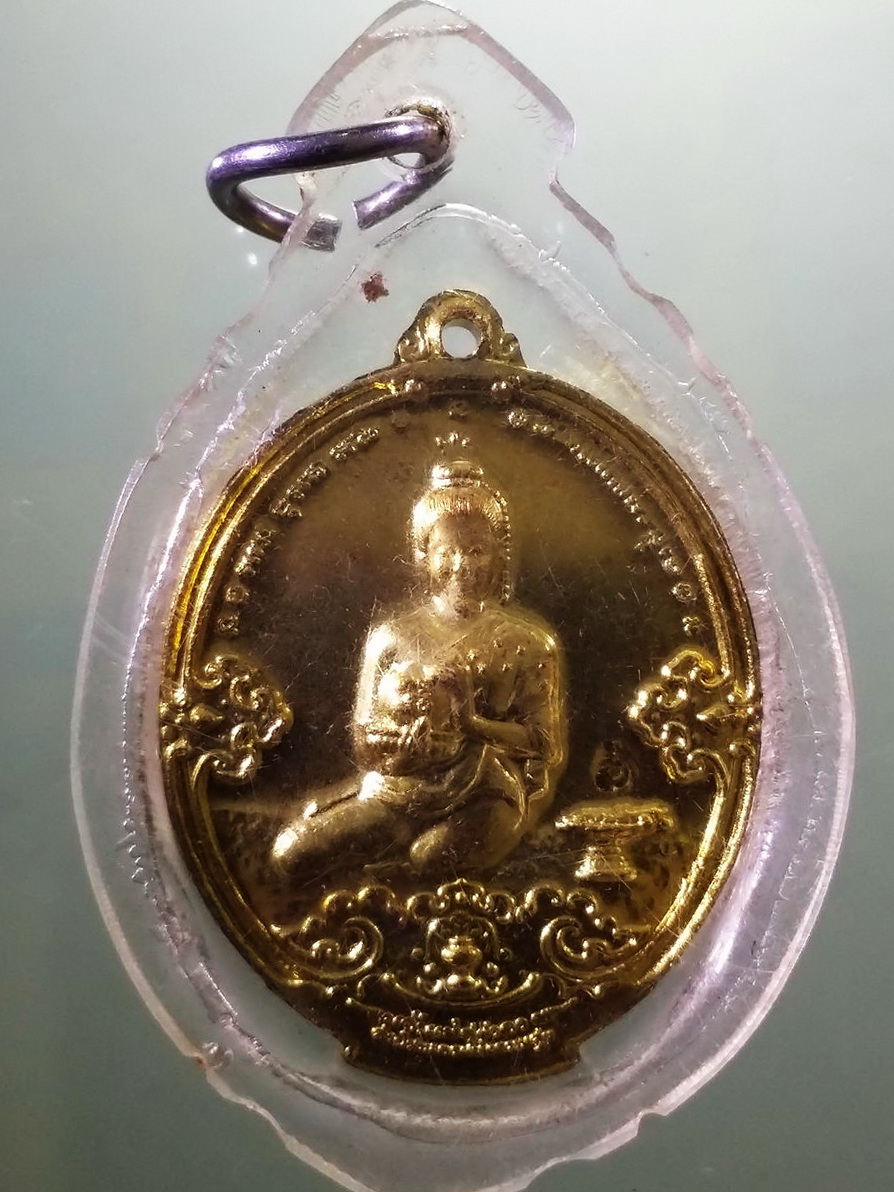 รหัสสินค้า เหรียญพระพุทธ 4107 เหรียญทองฝาบาตร พระแก้วดอนเต้า พระแก้วมรกต รุ่นมหาบารมี โชคดีมีสุข พิธีมหาพุทธาภิเษก วัดพระแก้วดอนเต้าสุชาดาราม จังหวัดลำปาง สร้างปี 2557 เป็นอีกเหรียญหนึ่ง เพิ่งออกแบบได้สวยงาม พระเกจิสายลำปาง และสายเหนือปลุกเสก กันมากมาย