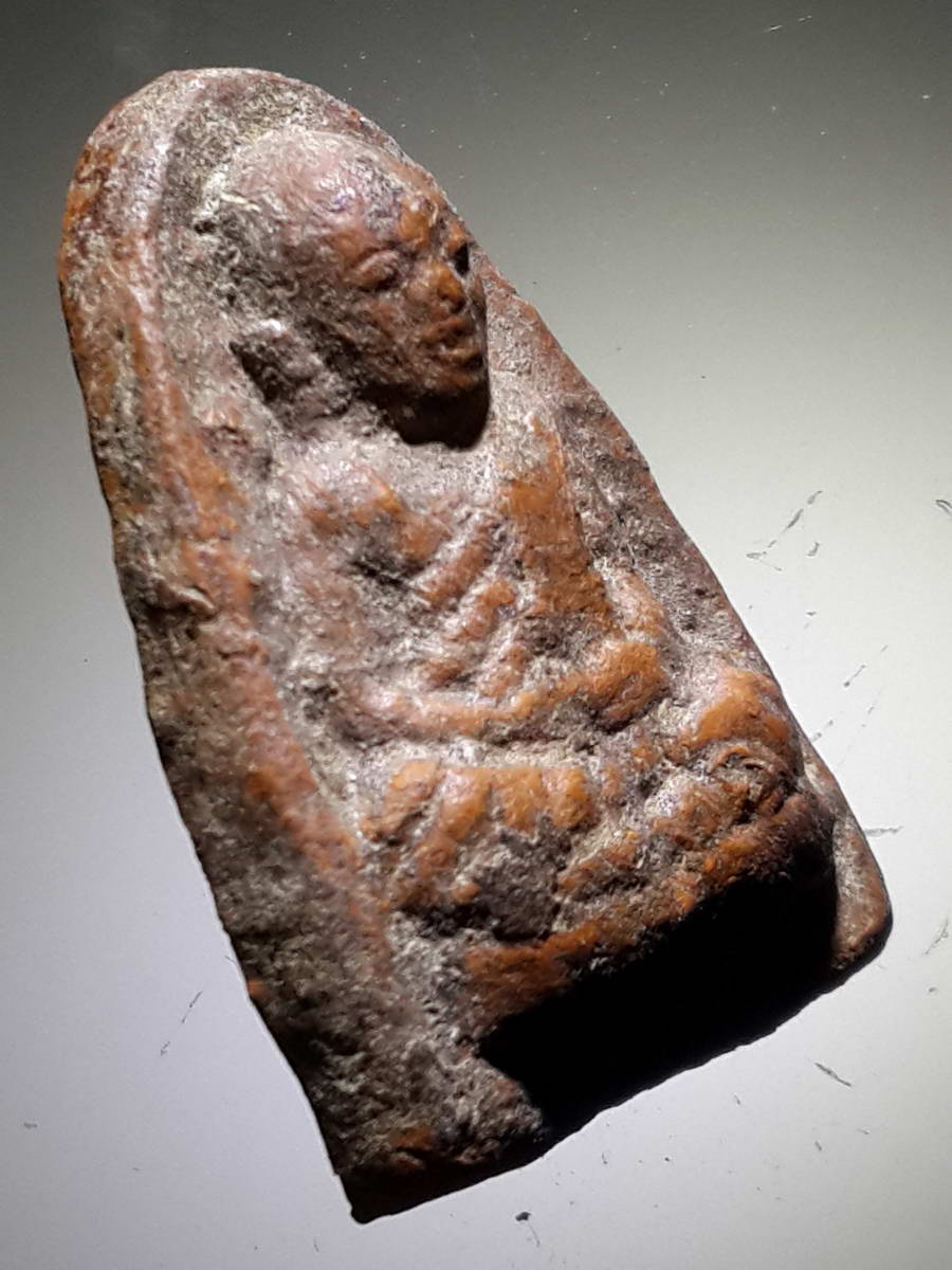 รหัสสินค้า พระไม่ทราบที่ 426 หลวงพ่อเงินเนื้อดินเผา ด้านหลังกดเป็นตราจมลึกลงไปในเนื้อพระ ฝังกรุเพื่อสืบต่ออายุพระพุทธศาสนา ไม่ทราบกรุ พระรายการนี้ให้เช่าบูชาแล้ว