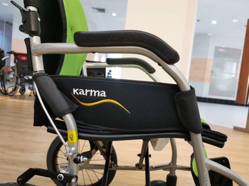 รถเข็นวีลแชร์น้ำหนักเบา พับได้ อลูมินัมอัลลอยด์คาร์ม่า รุ่น Ergo Lite (WheelChair KARMA Ergo Lite) น้ำหนักเบาเพียง 8.5 กก. เบากว่าทุกรุ่นของคาร์ม่า เหมาะสำหรับเดินทาง ของแท้ รับประกันศูนย์ไทย 5 ปี (รุ่นยอดนิยม)