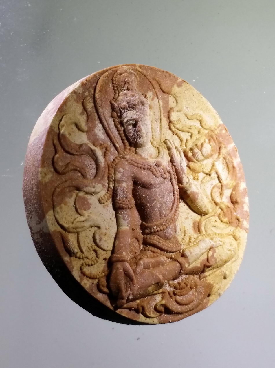 รหัสสินค้า จตุคามรามเทพ 776 พระเทวราชโพธิสัตว์จตุคามรามเทพ รุ่น มหาจักรพรรดิศรีวิชัยสุวรรณภูมิ เนื้อว่าน ก้นครก หมายเลข ๑๐๓