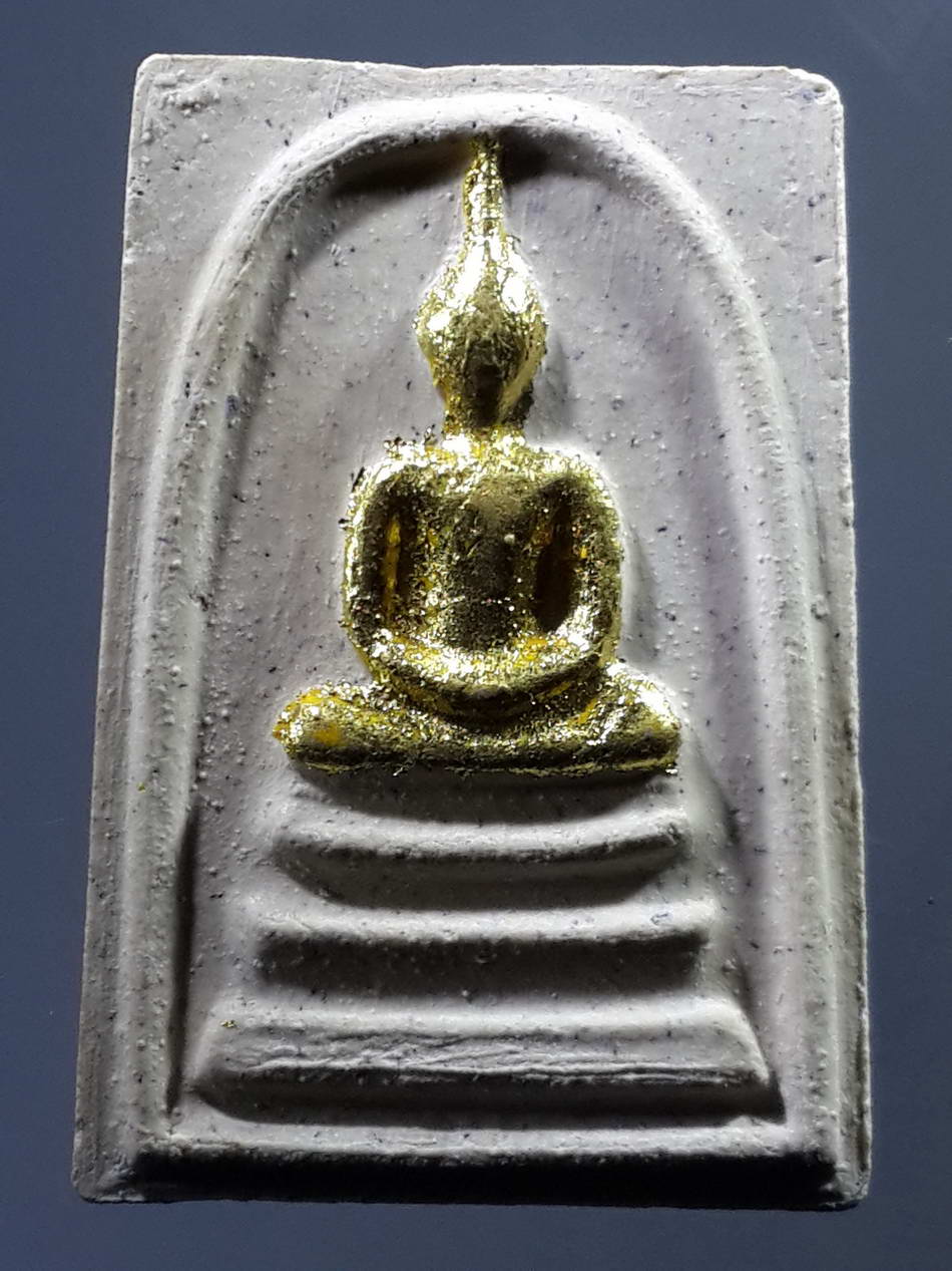 รหัสสินค้า พระสมเด็จ วัดต่างๆ 546 พระสมเด็จมหานิยม เนื้อผงปิดทองคำเปลว วัดชนะสงคราม พระสภาพสวย ซองเดิมยังอยู่ครับ พระรายการนี้ให้เช่าบูชาแล้ว