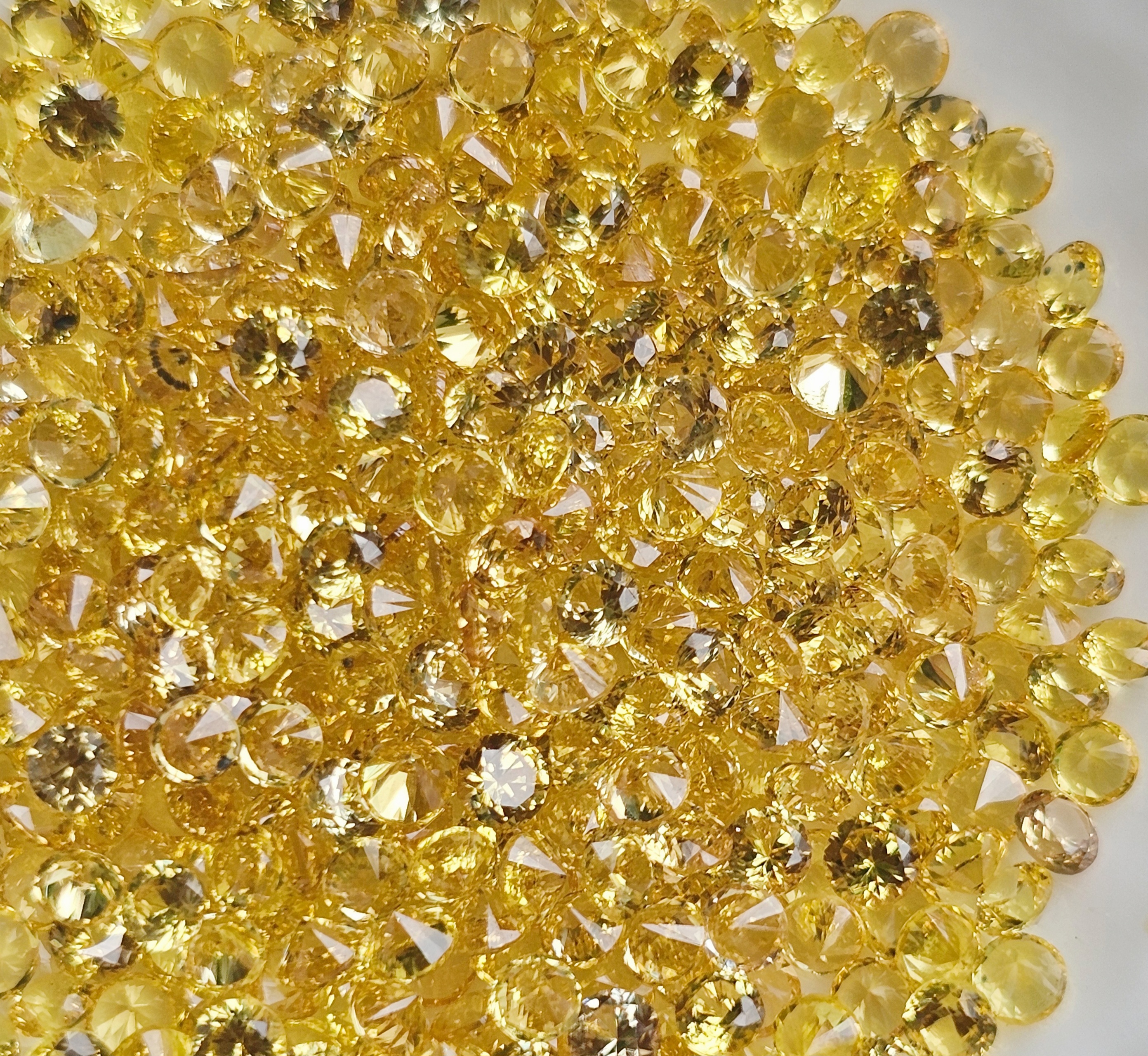 บุษราคัมสีเหลืองมะนาวกลม 2.5 มม. 1 กะรัต