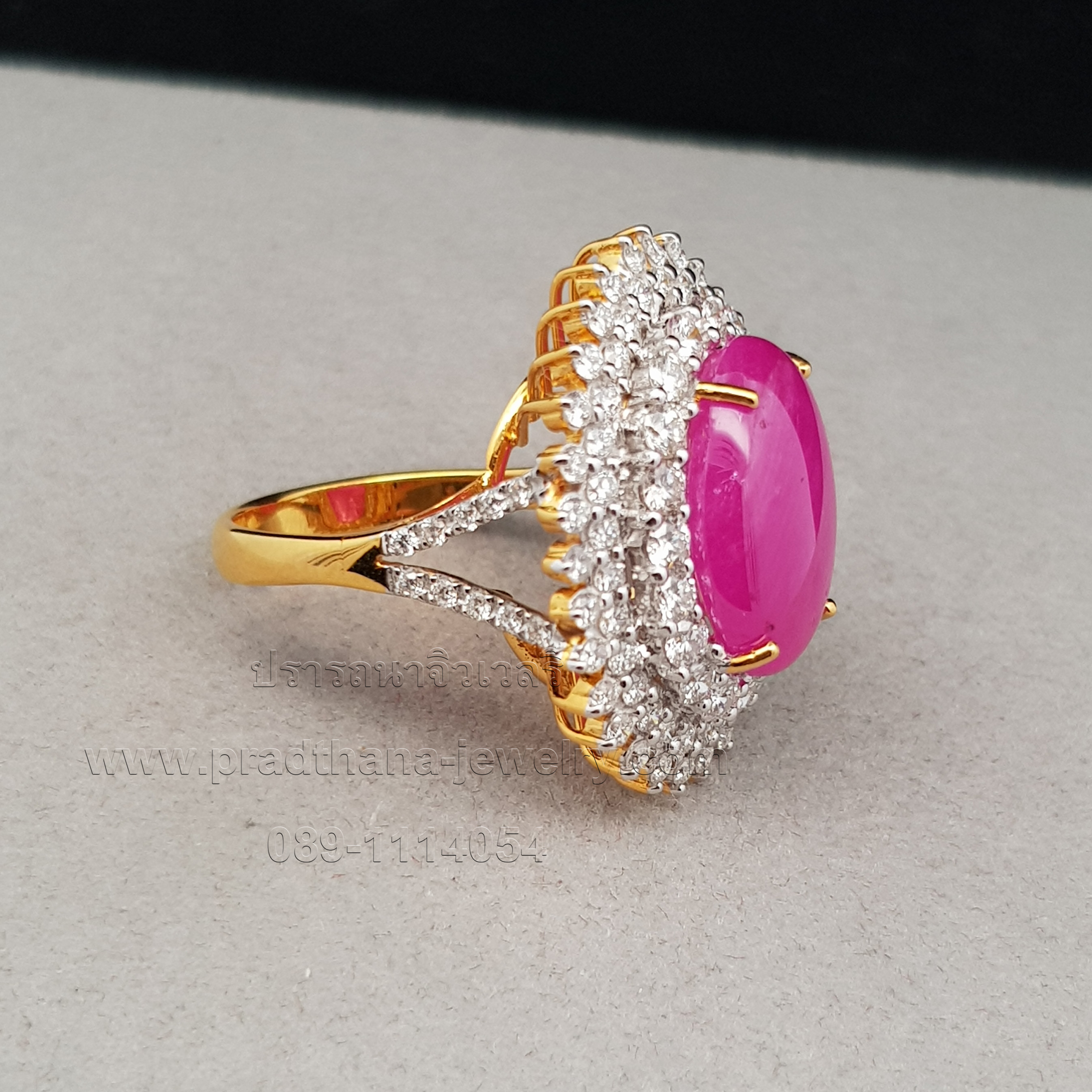 แหวนทับทิมล้อมเพชรสามชั้น