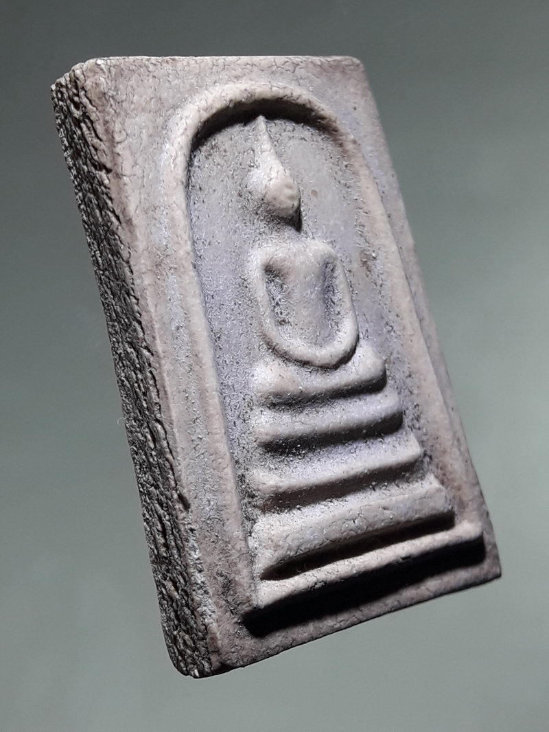 รหัสสินค้า พระสมเด็จ วัดต่างๆ 1314 พระสมเด็จเนื้อผง วัดไร่ขิง จังหวัดนครปฐม หลังยันต์ใบพัด ปี 2517 หลวงพ่อคูณ ร่วมปลุกเสก พระพิมพ์นี้ ให้สังเกตด้านหลัง เป็นพิมพ์ตัวเดียวกันกับ พิมพ์ด้านหน้าหลวงพ่อวัดไร่ขิง ซุ้มเถาวัลย์เลื้อย ที่อยู่ในหนังสือรวมวัตถุมงคลหล