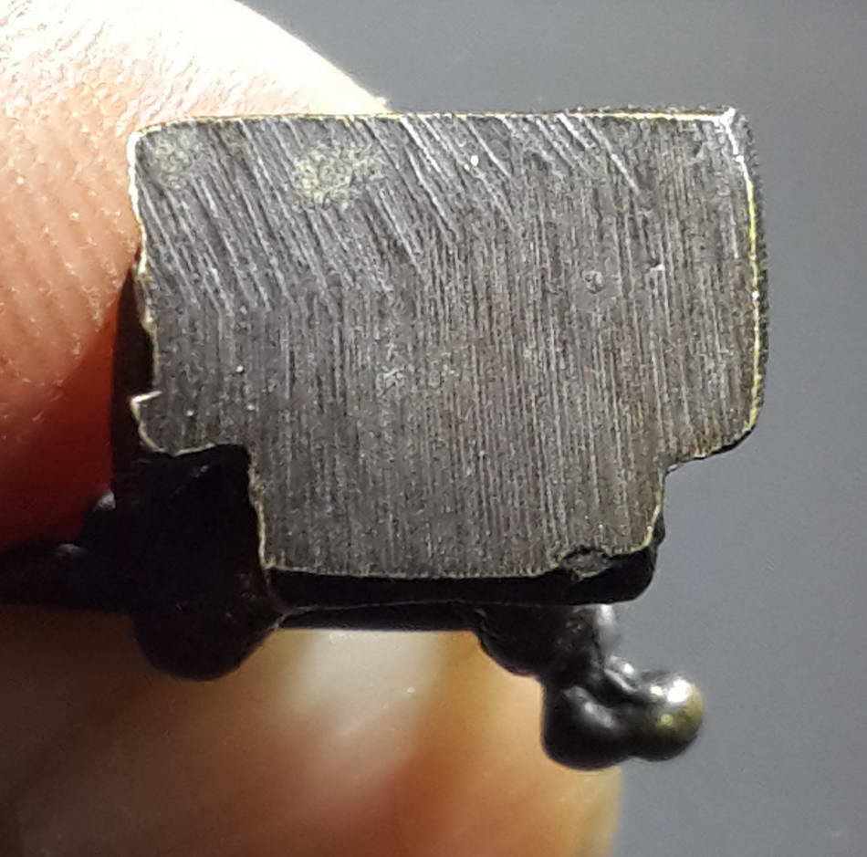 รหัสสินค้า พระกริ่ง พระหล่อ 247 รูปหล่อสมเด็จพระนเรศวรมหาราช ด้านหลังเขียนว่า สุพรรณบุรี ไม่ทราบวัดที่สร้าง