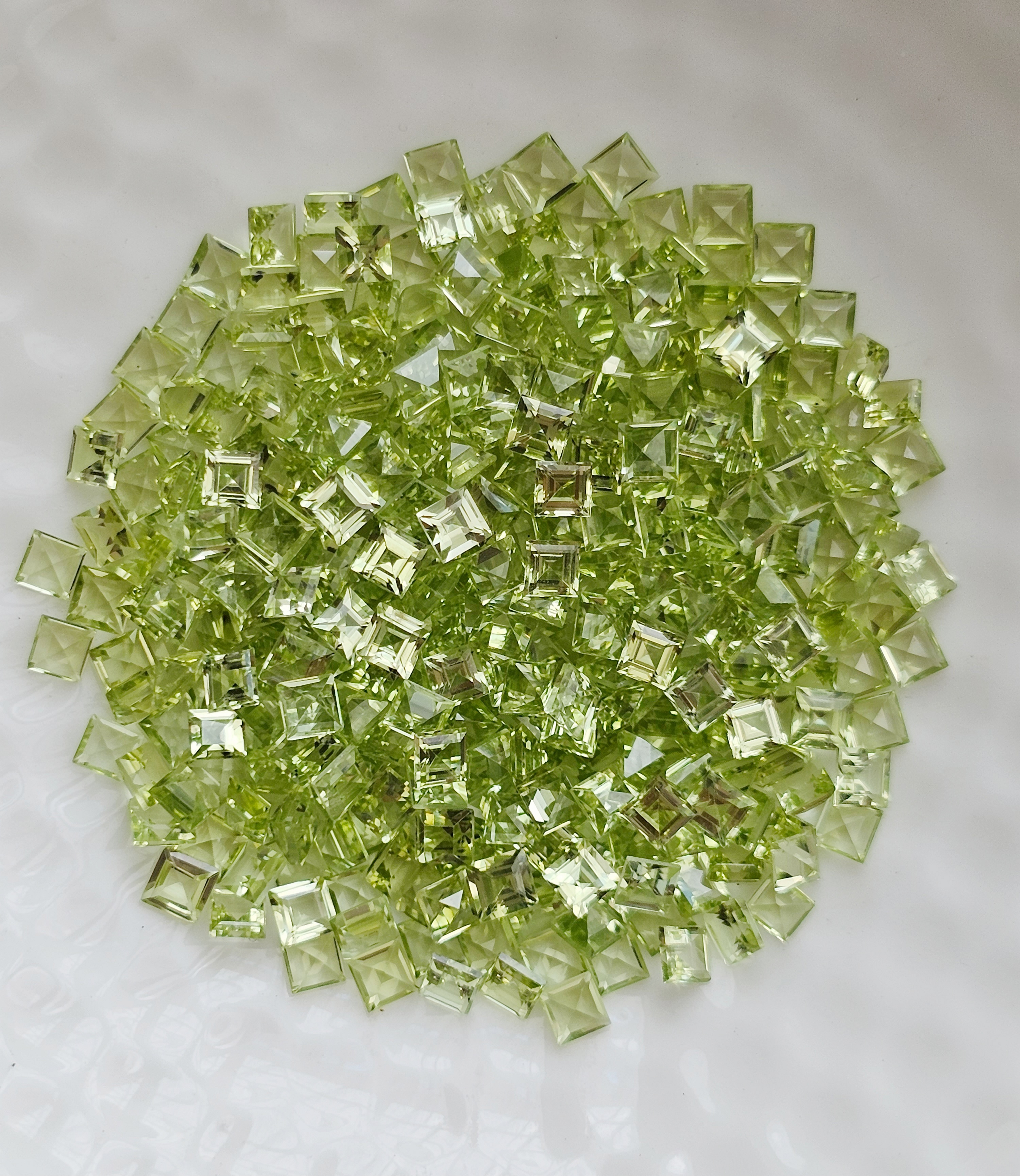 เพอริดอทสี่เหลี่ยม 2.5x2.5mm. 5 กะรัต