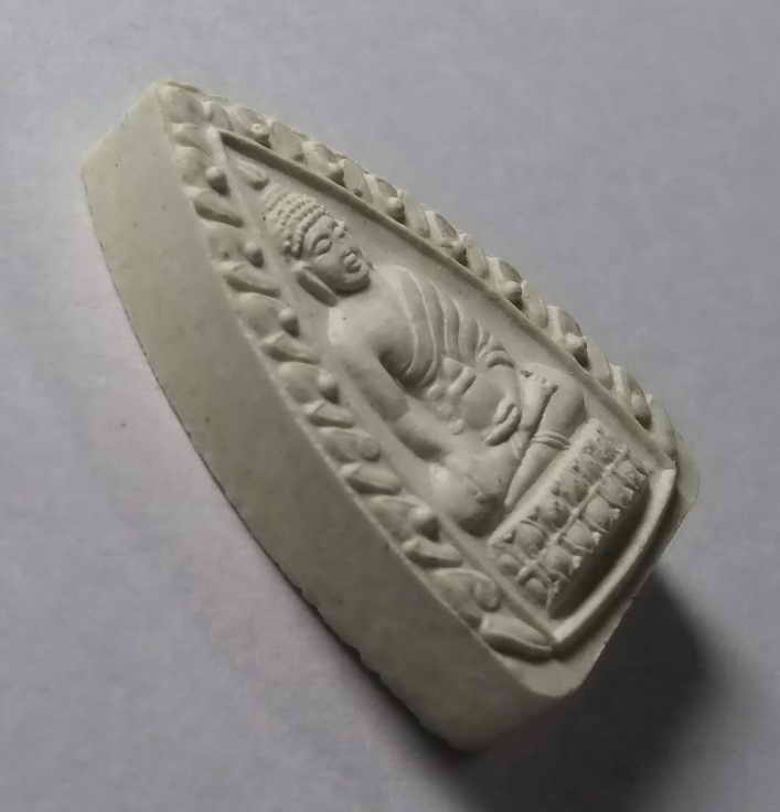 รหัสสินค้าพระเนื้อดิน เนื้อผง เนื้อว่าน 429 พระผงพิมพ์พระพุทธถือหม้อน้ำมนต์ วัดเขาวงพระจันทร์ จังหวัดลพบุรี