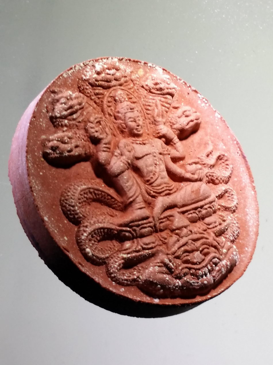 รหัสสินค้า จตุคามรามเทพ 929 หลวงปู่ทวด - พระเทวราชโพธิสัตว์จตุคามรามเทพ รุ่นมหาปาฏิหาริย์ สามนคร มั่งมีสุข กดพิมพ์ นำฤกษ์ 27 สิงหาคม ปี 2550 เนื้อว่านแดง