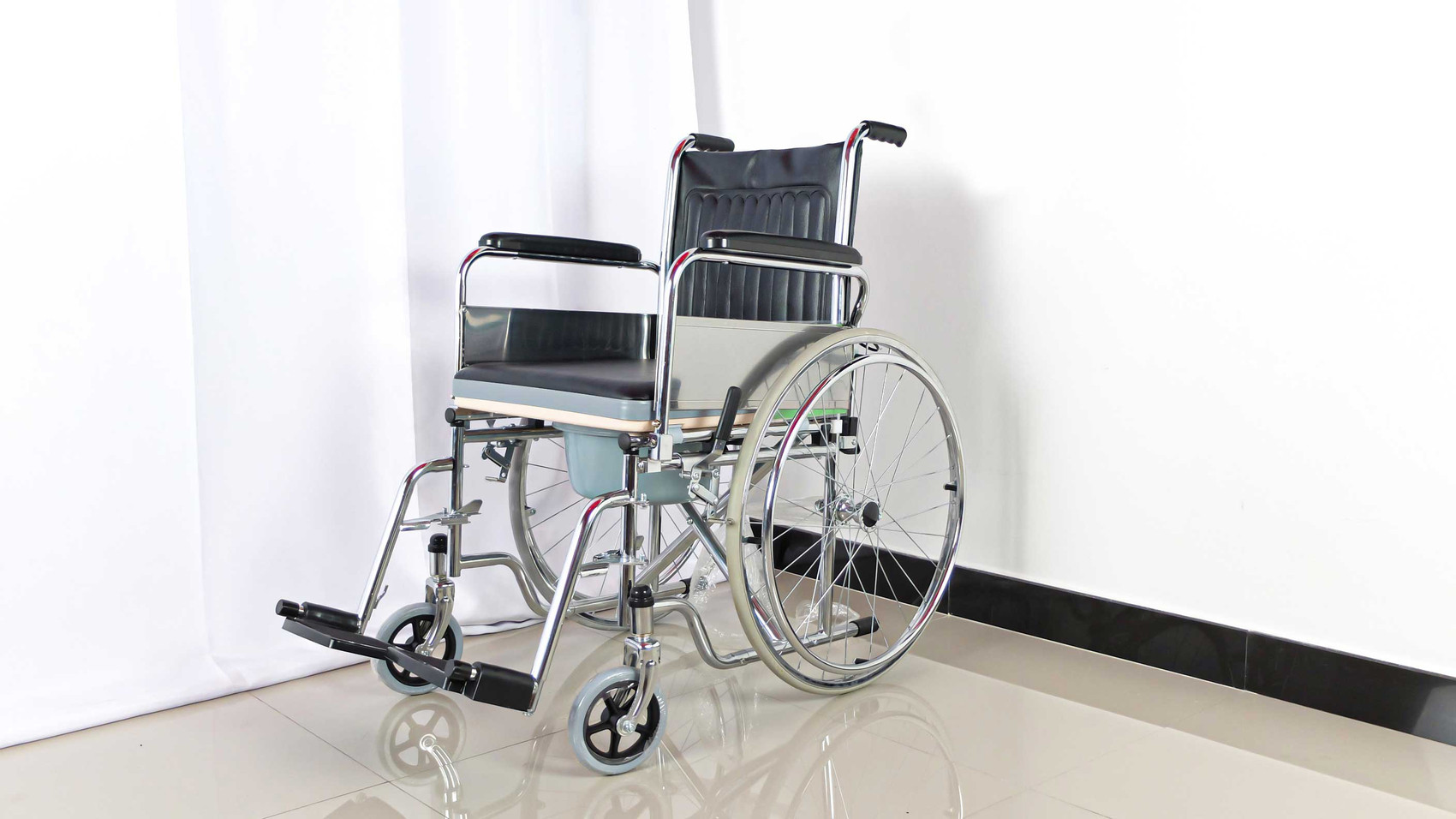 PS102 รถเข็นนั่งถ่ายเหล็กชุบโครเมี่ยม + พร้อมเบาะรองนั่ง