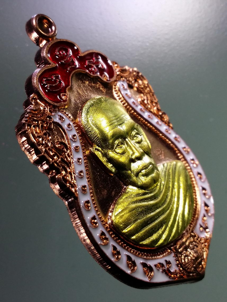 รหัสสินค้า พระมีกล่อง 021 เหรียญเสมาหัวเสือ หลวงพ่อพัฒน์ วัดห้วยด้วน อำเภอหนองบัว จังหวัดนครสวรรค์ รุ่น เศรษฐีหมื่นล้าน เนื้อทองแดงลงยา หน้ากากทองทิพย์ ตอกโค๊ต หมายเลข ๑๒๒๘