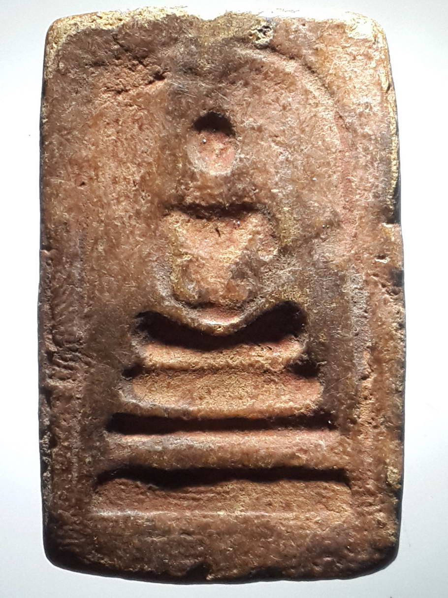 รหัสสินค้า พระเนื้อดิน เนื้อผง เนื้อว่าน 1821 สมเด็จพระบรมครูเทพโลกอุดร พิมพ์ยืนพนมมืออธิษฐานฤทธิ์ หลังเงาพระสมเด็จ พระรายการนี้ให้เช่าบูชาแล้ว