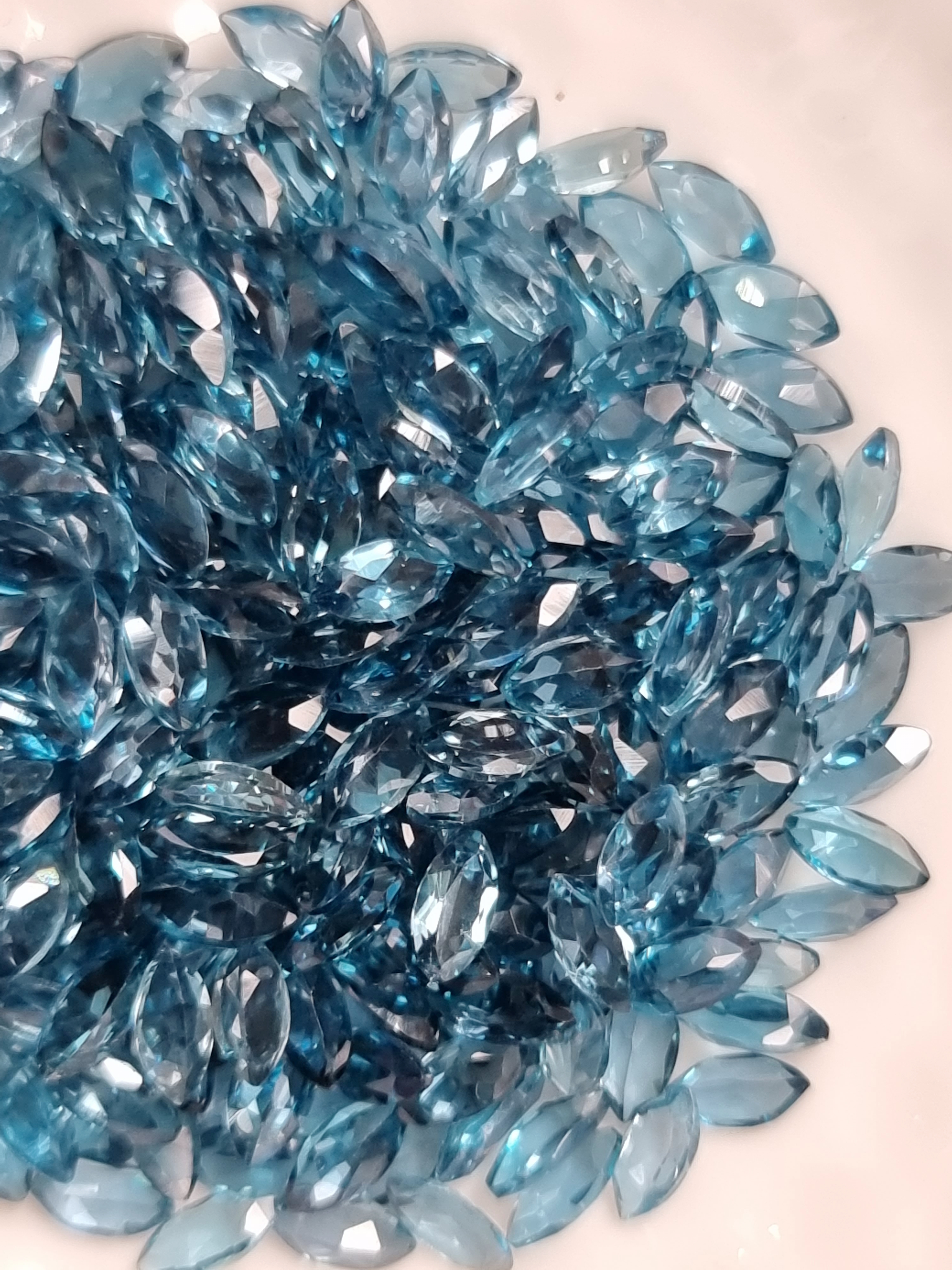 ลอนดอนบลูโทปาสมาคี 2.5x5 mm. 5 กะรัต