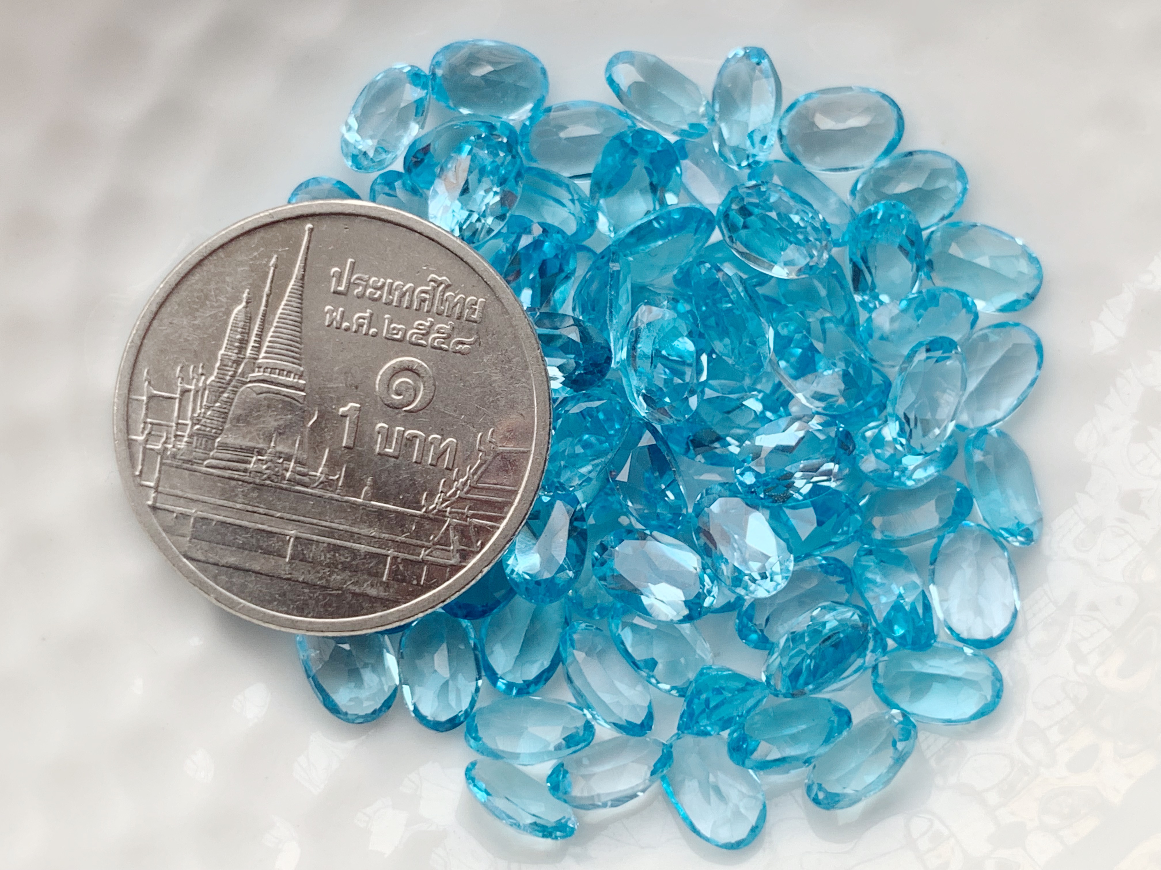 บลูโทปาสไข่ 6X4 มม. 5 กะรัต