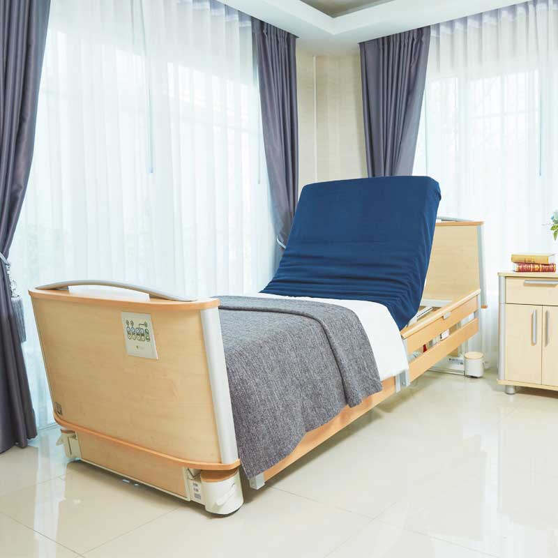 ชุดเตียงผู้ป่วยปรับไฟฟ้า FLOORE มีไฟใต้เตียง และแบตเตอรี่สำรองไฟ ราวกั้นเตียงแบบ ModuFlex แบ่งเป็นสองตอนแบบเต็มเตียง (ปรับเตียงต่ำสุด 23 cm.) + พร้อมที่นอนเพื่อสุขภาพ MEMORY FOAM + ชุดผ้าปูที่นอน + ผ้ายางรองกันเปื้อน