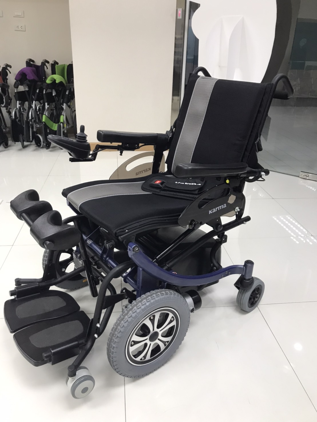 รถเข็นไฟฟ้าคาร์ม่า รุ่น KP80 (Karma Ergo Stand) ปรับยืน-นั่งได้ ขณะยืนสามารถขับเคลื่อนรถไปมาได้ ของแท้ รับประกันศูนย์ไทย 5 ปี