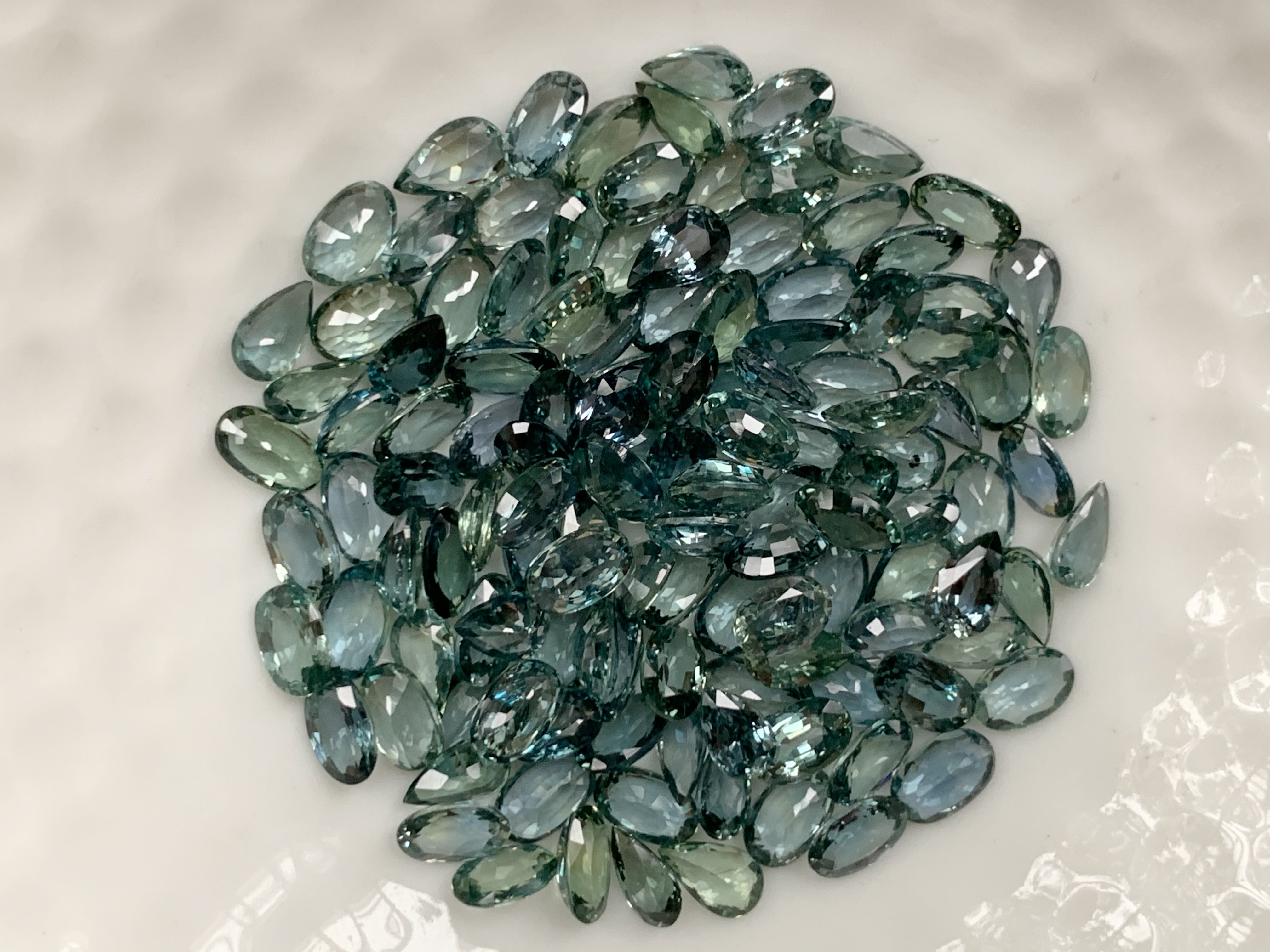 แซฟไฟร์เขียวอมน้ำเงินหยดน้ำ 5x3 mm. 1 กะรัต