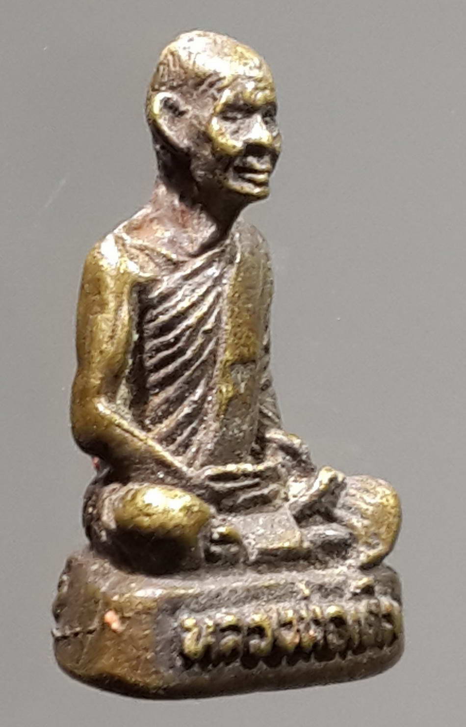 รหัสสินค้า พระกริ่ง พระหล่อ 303 รูปหล่อองค์จ้อย หลวงพ่อเดิม วัดหนองโพ อำเภอตาคลี จังหวัดนครสวรรค์ เนื้อทองสตางค์