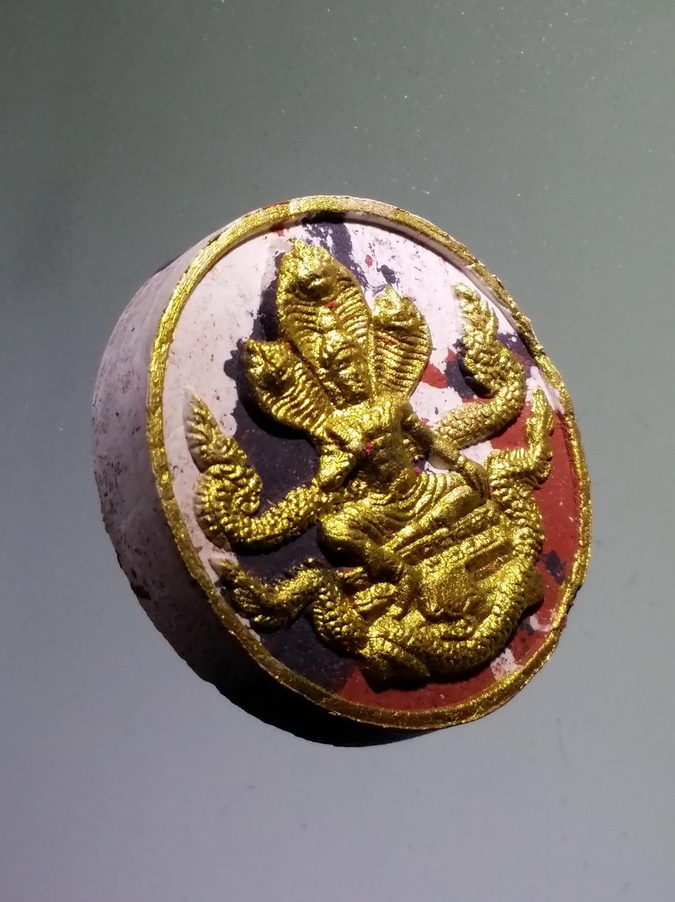 รหัสสินค้า จตุคามรามเทพ 847 พระเทวราชโพธิสัตว์จตุคามรามเทพ เนื้อก้นครกปัดทอง รุ่นร่ำรวยเงินทอง พิมพ์เล็ก พิธีพุทธาภิเษก เทวาภิเษก ณ.วัดมหาธาตุวรมหาวิหาร จังหวัดนครศรีธรรมราช กล่องเดิม