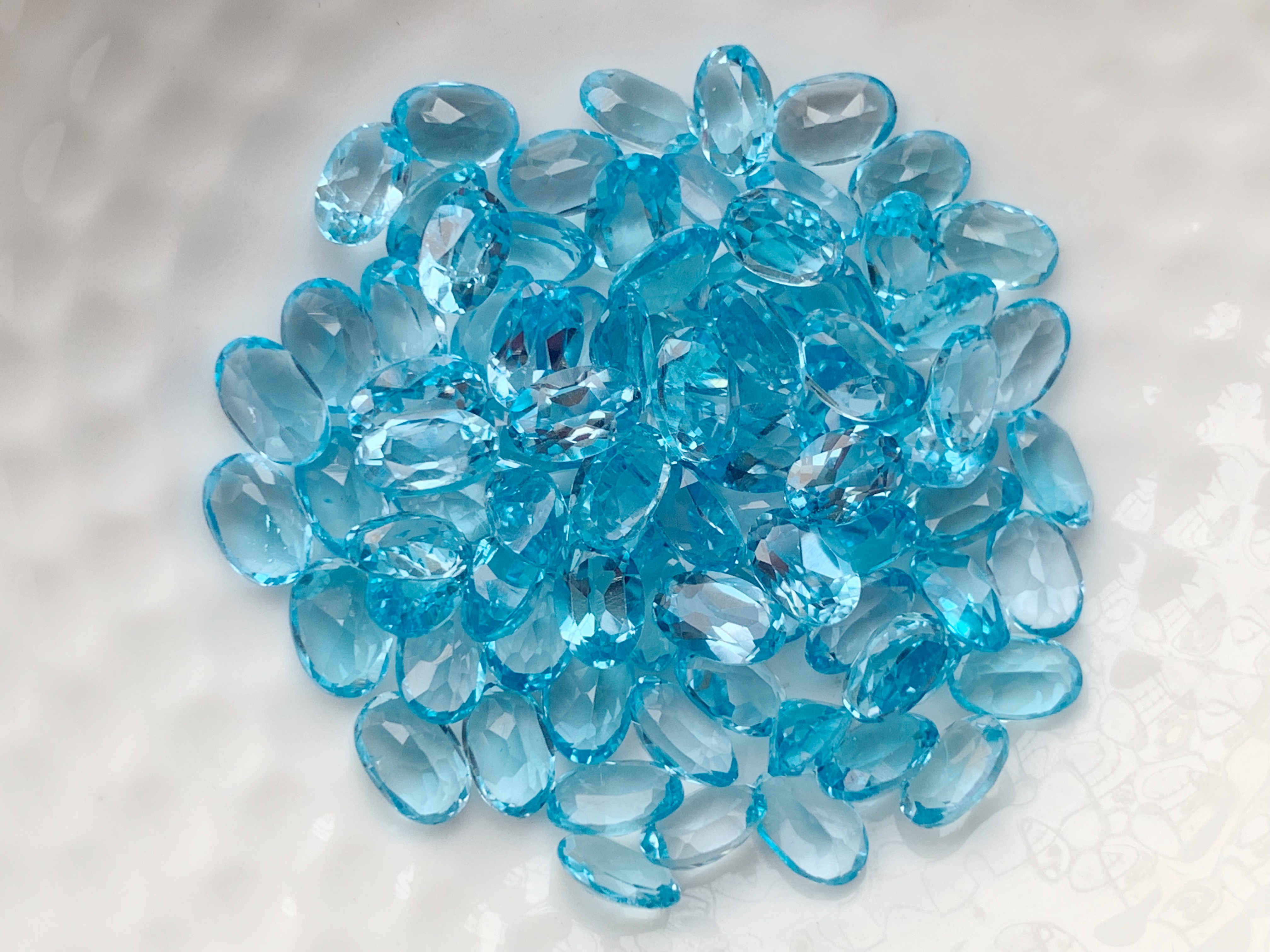 บลูโทปาสไข่ 6X4 มม. 5 กะรัต