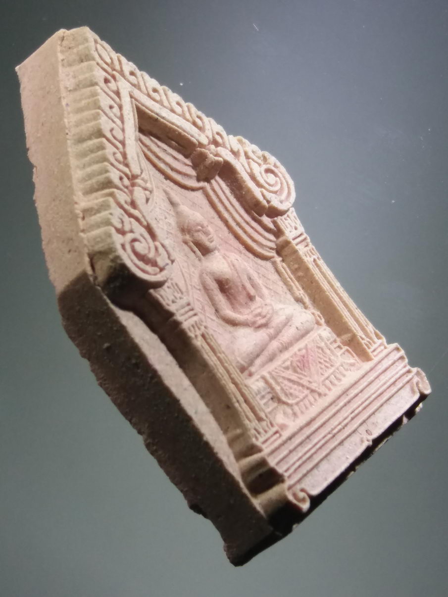 รหัสสินค้า พระมีกล่อง 3923 พระผงพิมพ์ซุ้มบัลลังก์ แหวกม่าน ห้าเหลี่ยม พระพุทธโสธร วัดโสธรวรารามวรวิหาร จังหวัดฉะเชิงเทรา จัดสร้างโดย พระครูศรีปริยัติวิมล