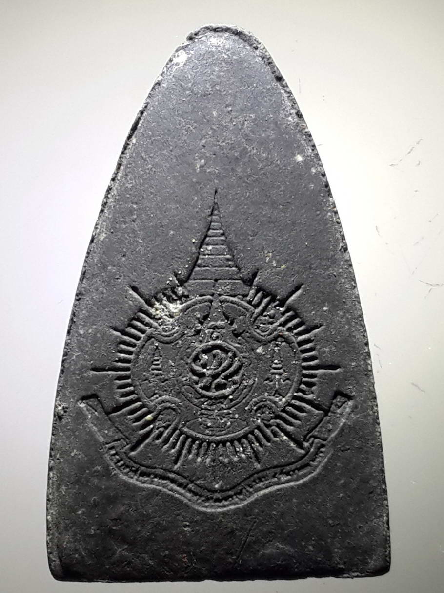 รหัสสินค้า หลวงปู่ทวด วัดต่างๆ 378 หลวงปู่ทวด เนื้อผงใบลาน หลังภปร. ตราสัญลักษณ์พระราชพิธี รัชกาลที่ ๙ เนื่องในโอกาสพระราชพิธีมหามงคลเฉลิมพระชนมพรรษา ๖ รอบ ๕ ธันวาคม ๒๕๔๒