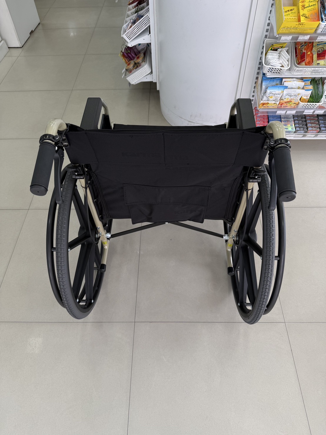 รถเข็นอลูมินัมอัลลอยด์คาร์ม่า รุ่น KM-1500 (KARMA KM-1500) ดีไซน์คลาสสิค ทนทาน เบาะกว้าง 18 นิ้ว ล้อหลัง 24 นิ้ว ของแท้ รับประกันศูนย์ไทย 5 ปี