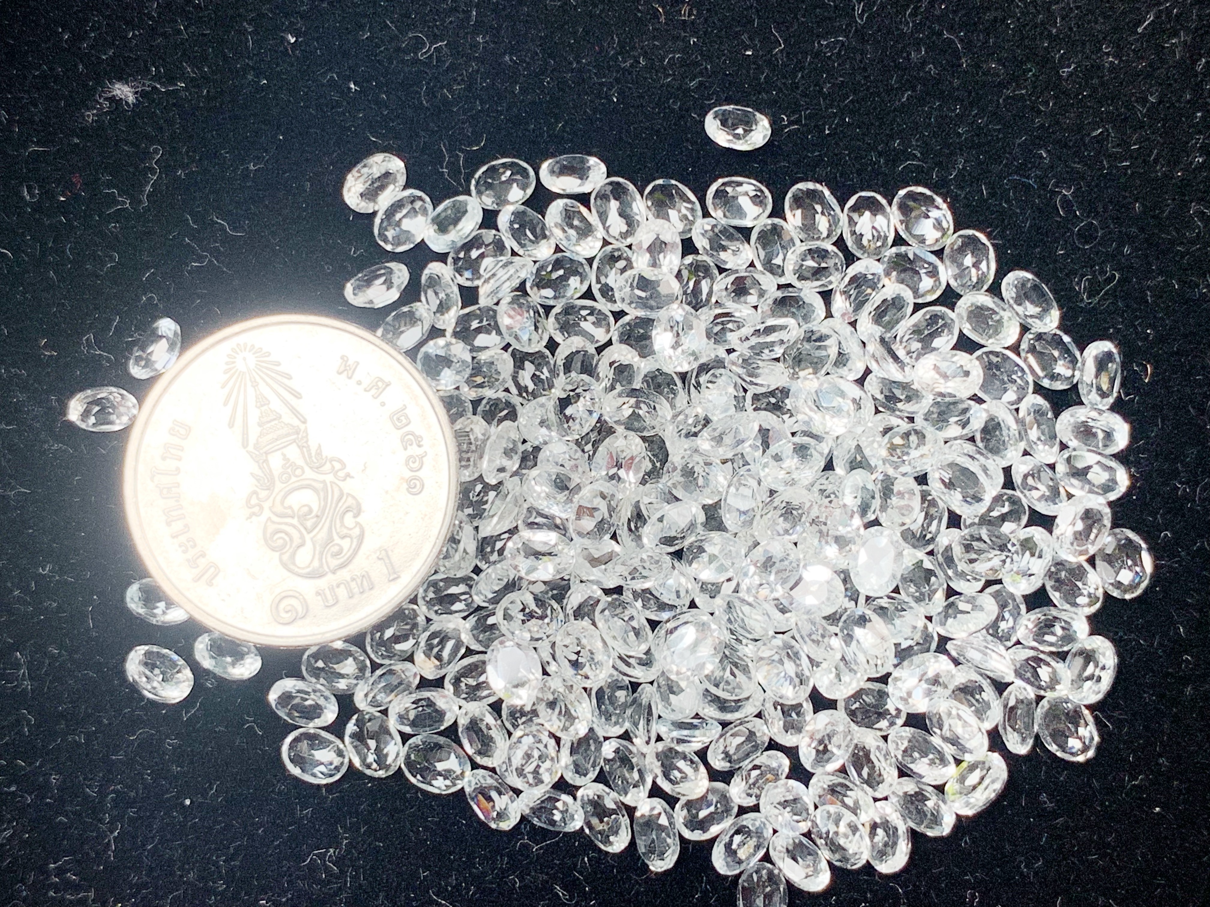 ไวท์โทปาสไข่ 4X3 มม. 5 กะรัต