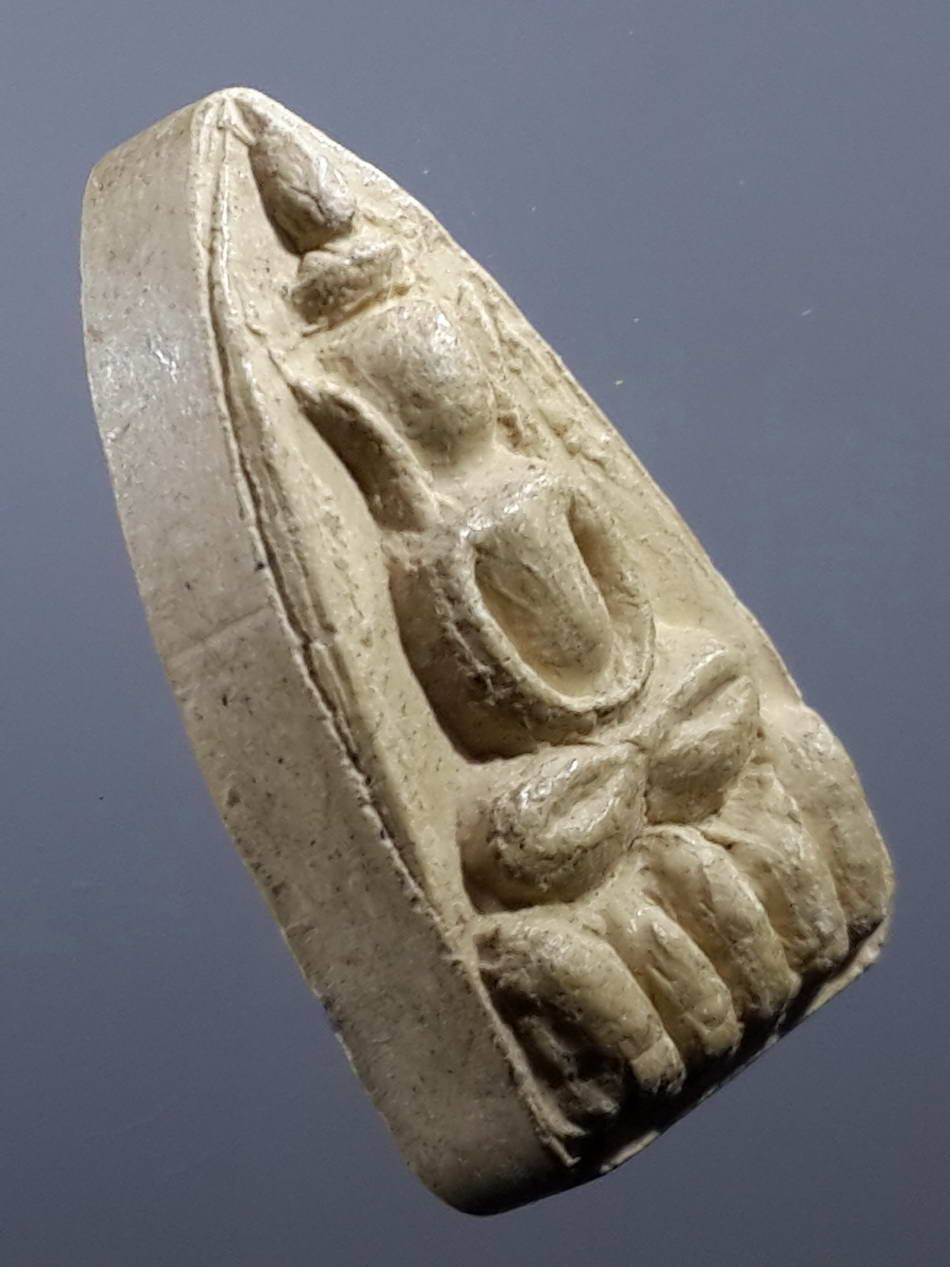 รหัสสินค้า พระไม่ทราบที่ 321 พระพุทธปางสมาธิ เศียรแหลมเนื้อผง หลวงพ่อหนึ่ง หลังมีชื่อย่อวัด ว.ท.ข.ไม่ทราบที่