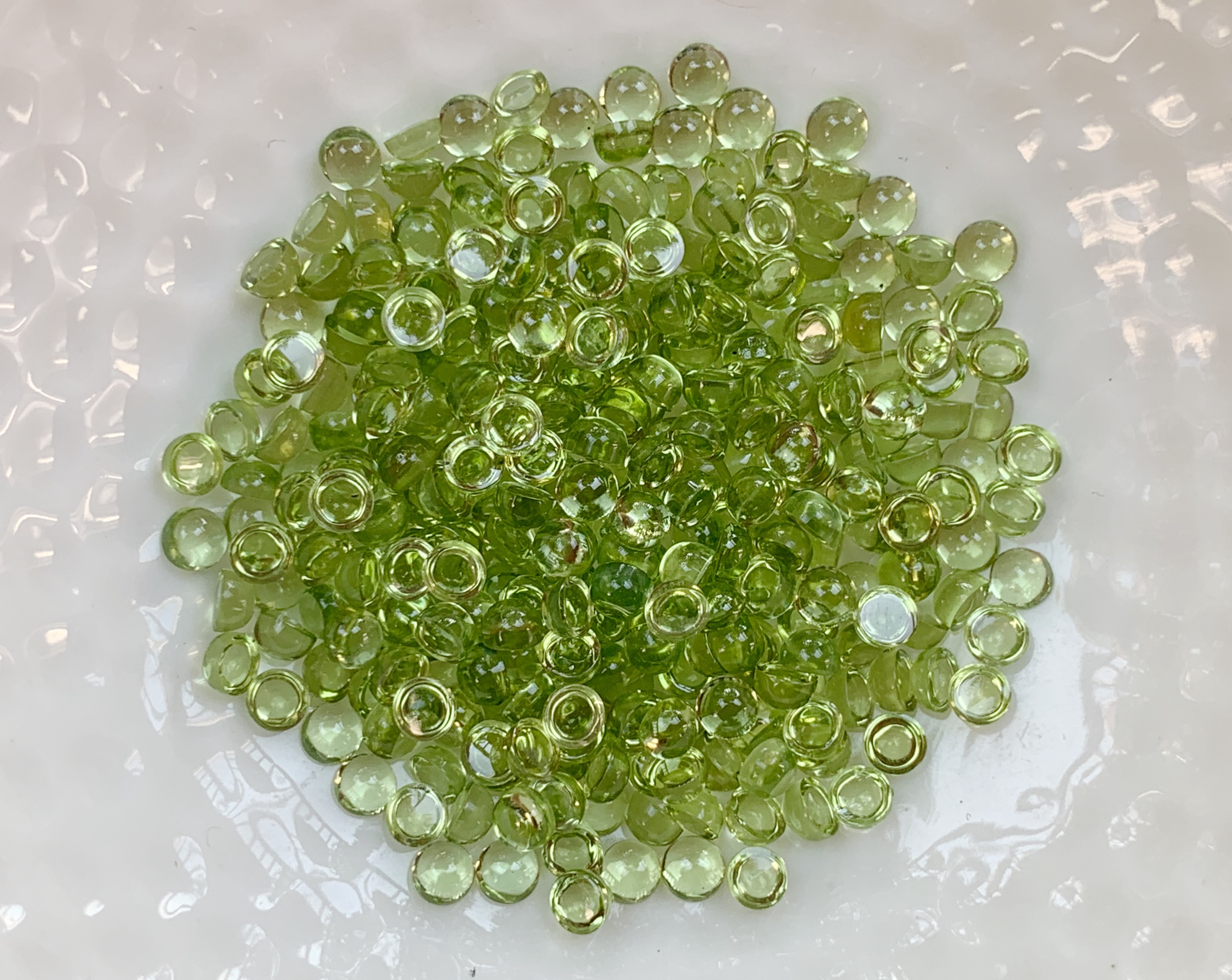 เพอริดอทกลมหลังเบี้ย 3.0 มม. 10 กะรัต