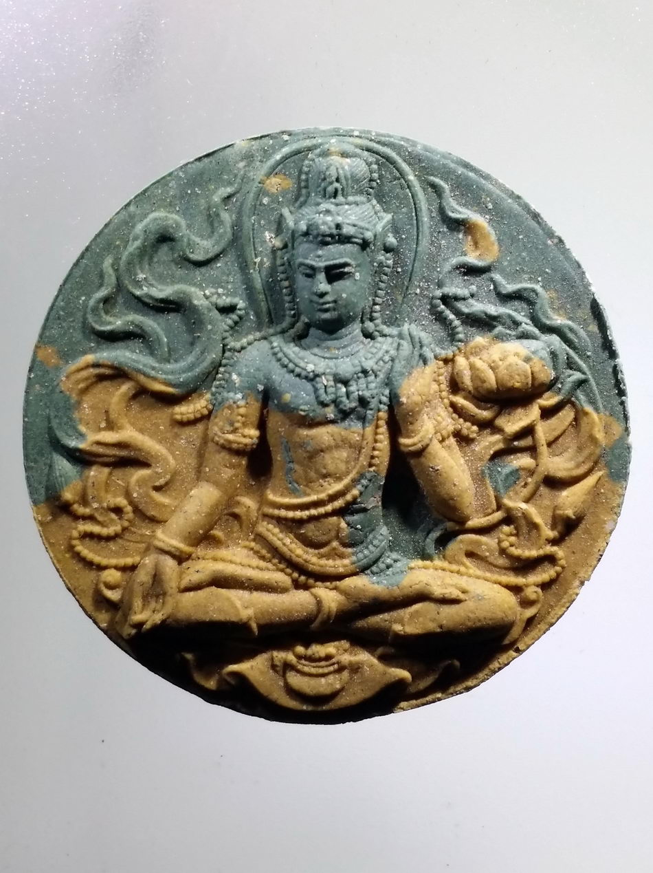 รหัสสินค้า จตุคามรามเทพ 569 พระเทวราชโพธิสัตว์จตุคามรามเทพ รุ่น มหาจักรพรรดิศรีวิชัยสุวรรณภูมิ เนื้อว่าน ก้นครก 2 สี ฝังตะกรุด หมายเลข ๑๙๐