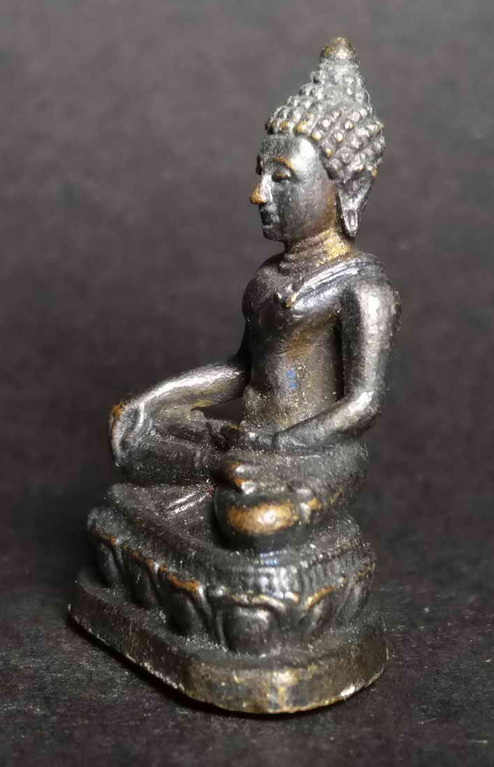 รหัสสินค้า พระกริ่ง พระหล่อ 028 รูปหล่ออุดกริ่งพระพุทธสิหิงค์ เนื้อทองแดงรมดำตอกโค๊ตไม่ทราบที่ พระรายการนี้ให้เช่าบูชาแล้ว