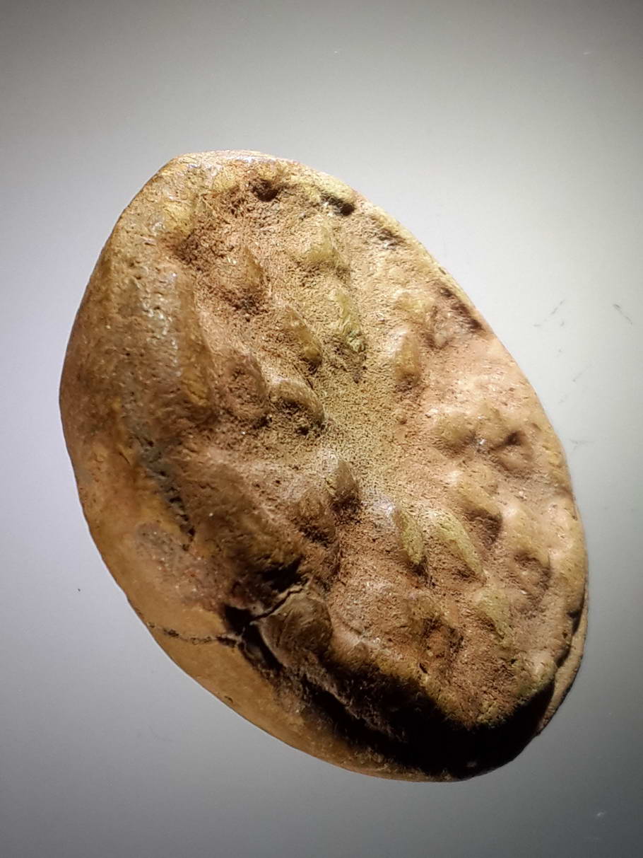 รหัสสินค้า พระกรุ 057 พระงบน้ำอ้อย เนื้อดินเผา พิมพ์นางสวนแก้ว จังหวัดสุโขทัย