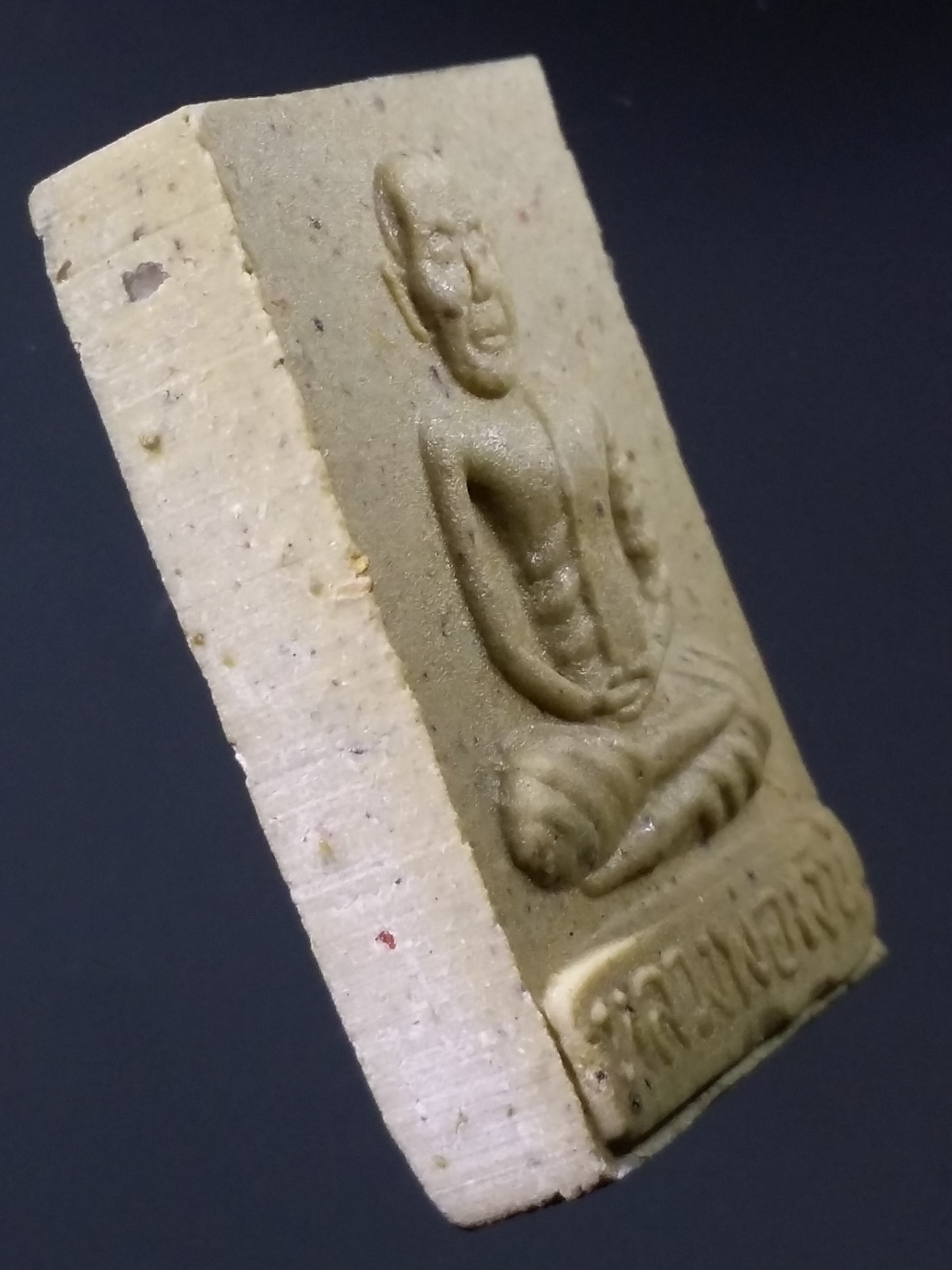 รหัสสินค้า พระมีกล่อง 222 พระผงหลวงพ่อเงิน หลังกรมหลวงชุมพร ผสมกระดูกช้างพลาย วัดบางคลานจังหวัดพิจิตร รุ่นพลายชุมพล ที่ระลึกสร้างวิหาร โพธิ์ - เงิน