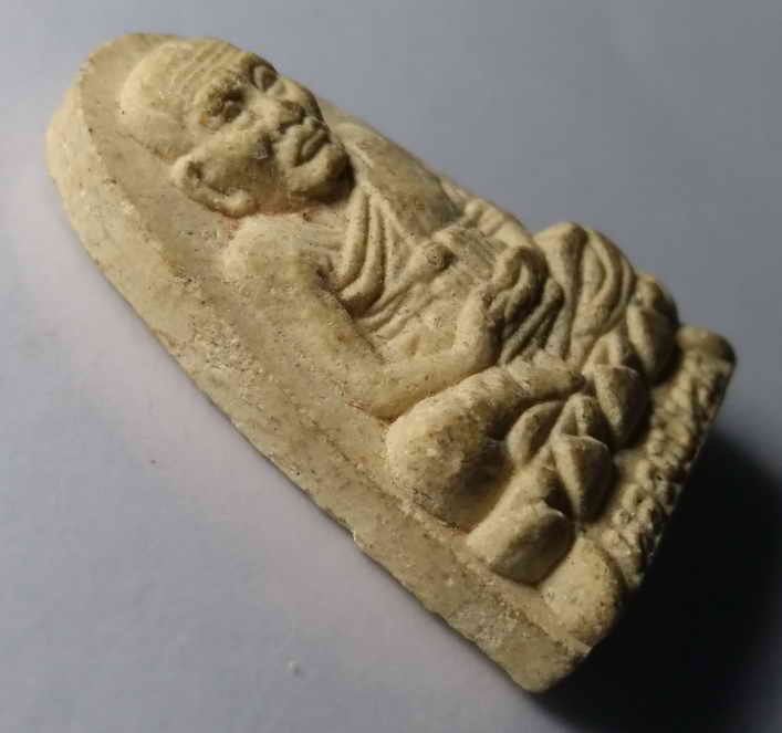 รหัสสินค้า หลวงปู่ทวด วัดต่างๆ 021 หลวงปู่ทวดเนื้อผง วัดช้างให้ จังหวัดปัตตานี รุ่นมหาราช สร้างปี 2538 ที่ระลึกเฉลิมพระเกียรติครองราชย์ 50 พรรษารัชกาลที่ 9 พระรายการนี้ ให้เช่าบูชาแล้ว