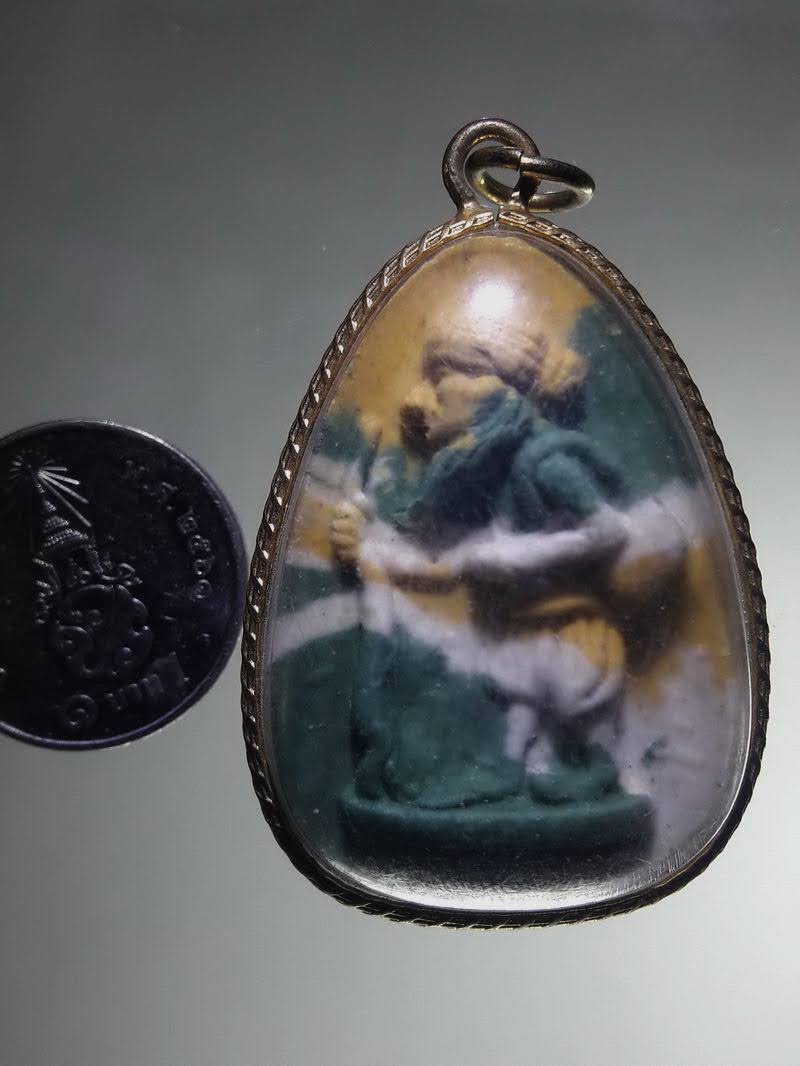 Antig FB 12838 ชูชก เนื้อผงสายรุ้ง พระอาจารย์แดง วัดป้อมรามัญ เลี่ยมทองไมครอนแบบผ่าหวาย