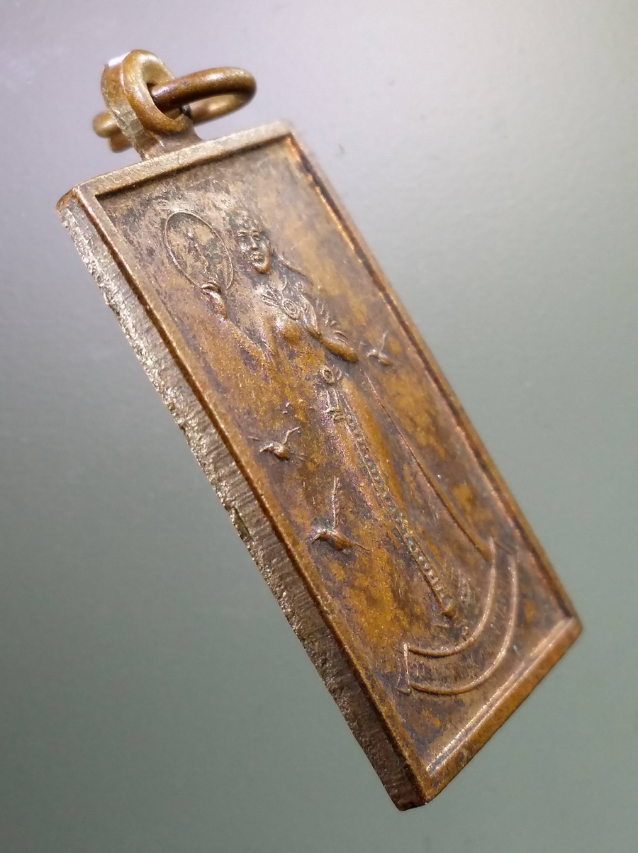 antig FB 104 เหรียญแม่กาหลง จุดเทียนปราบทุกข์ หลังพ่อปู่ฤาษี วัดถ้ำเสือดาว จังหวัดกาญจนบุรี พระรายการนี้ให้เช่าบูชาแล้ว