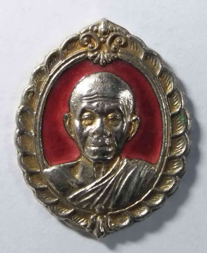 รหัสสินค้า นครราชสีมา 087 เหรียญชุบนิเกิ้ลลงยาแดง หลวงพ่อคูณ วัดบ้านไร่ รุ่นสมทบทุนมูลนิธิส่งเสริมศิลปาชีพ สร้างปี 2536