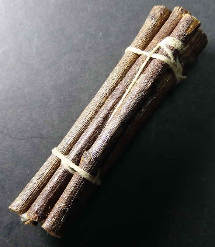 รหัสสินค้า เครื่องราง ล็อตเก็ต ภาพถ่าย 011 ไม้มงคล 9 อย่างปิดทอง พันด้ายสายสิญจน์