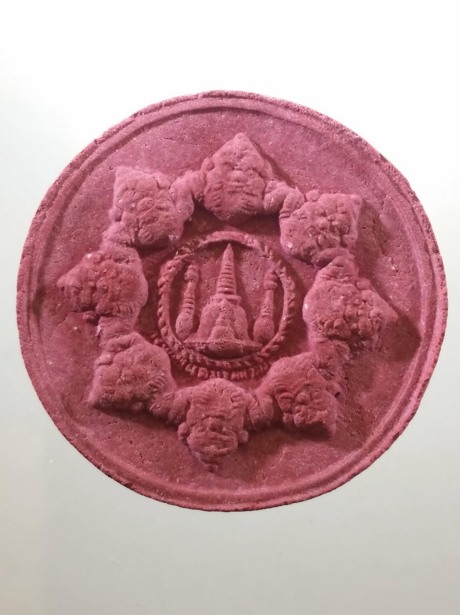 รหัสสินค้า พระมีกล่อง 4045 พระเทวราชโพธิสัตว์ จตุคามรามเทพ รุ่นทรัพย์ไหลมามหามงคล เนื้อว่านแดงพิมพ์เล็ก ขนาดเทียบกับเหรียญบาท