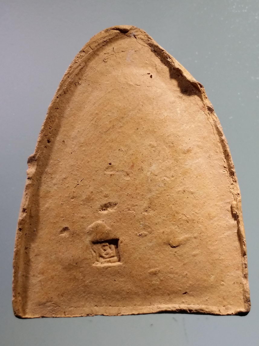 รหัสสินค้า พระไม่ทราบที่ 576 หลวงพ่อโต เนื้อดินเผา ด้านหลังกด Code จมลึกลงไปในเนื้อพระ ไม่รู้ที เก่าครับ เนื้อหามีอายุ