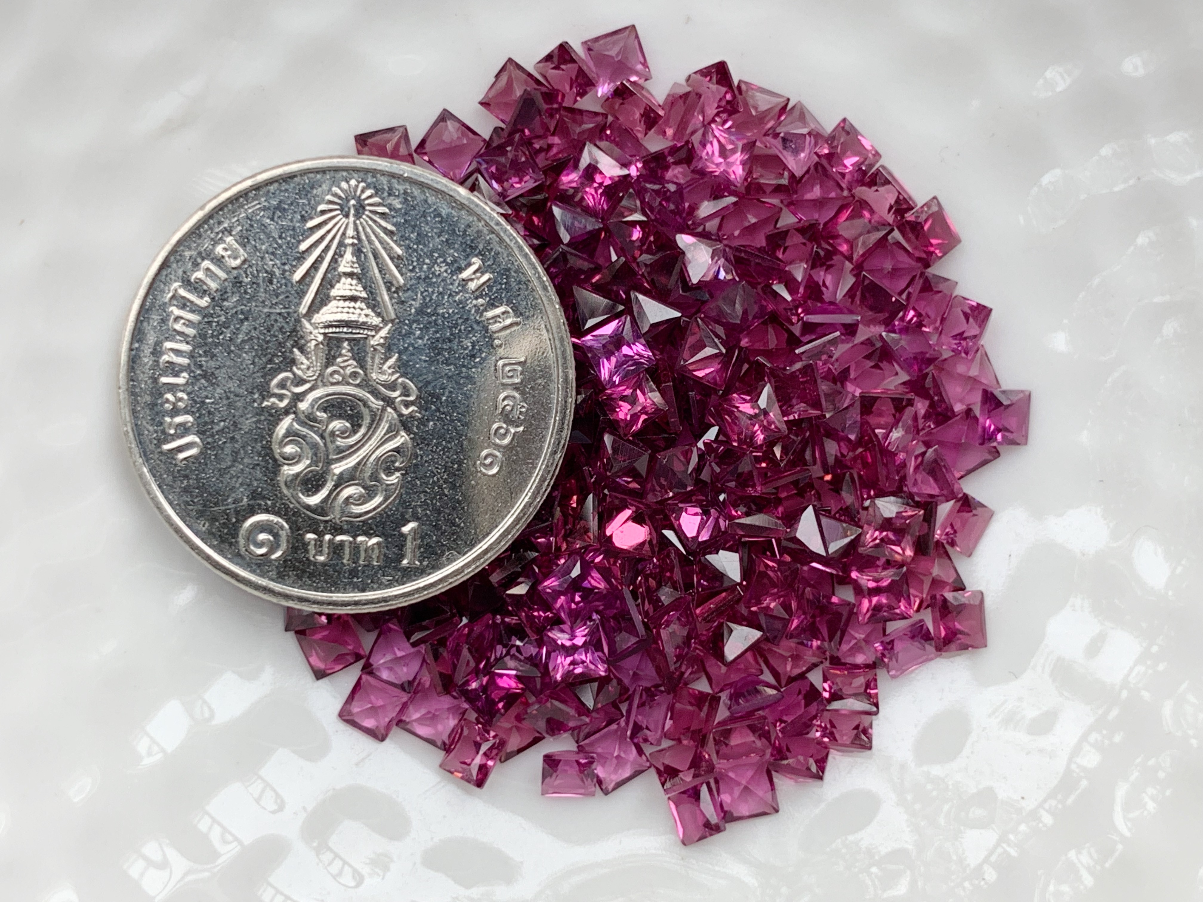 โรโดไลท์สี่เหลี่ยม 2.5 มม. 5 กะรัต