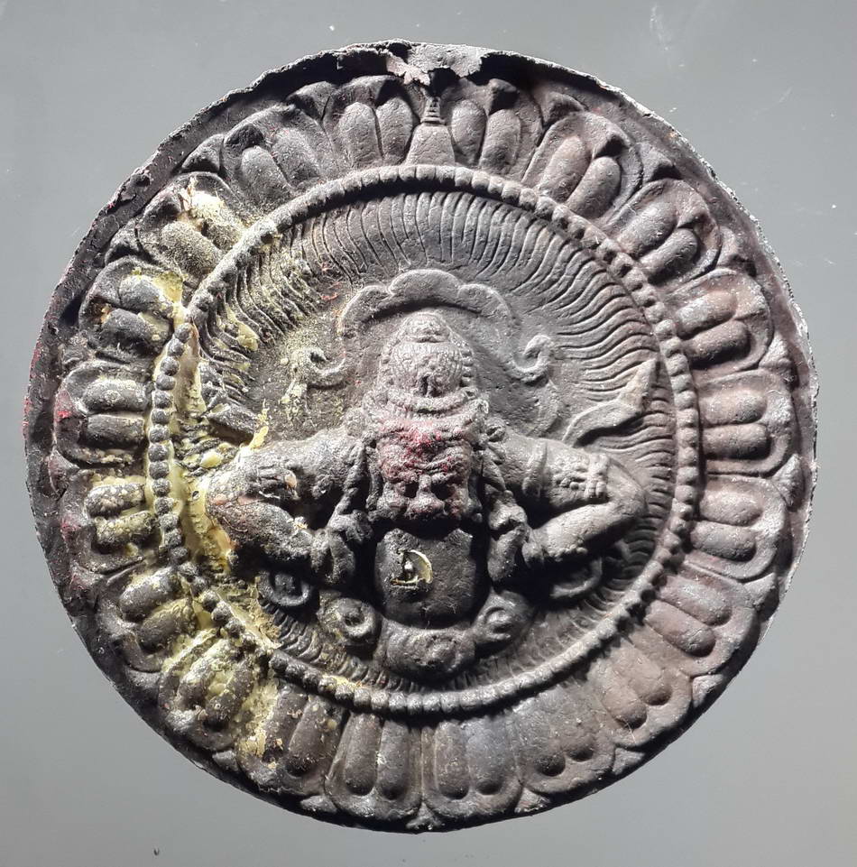 รหัสสินค้า จตุคามรามเทพ 117 จตุคามรามเทพ รุ่นมหาปาฏิหาริย์มั่งมีทรัพย์ เนื้อว่านดำ ฝังหัวนะโมเงิน จตุคามรามเทพ รายการนี้ให้เช่าบูชาแล้ว