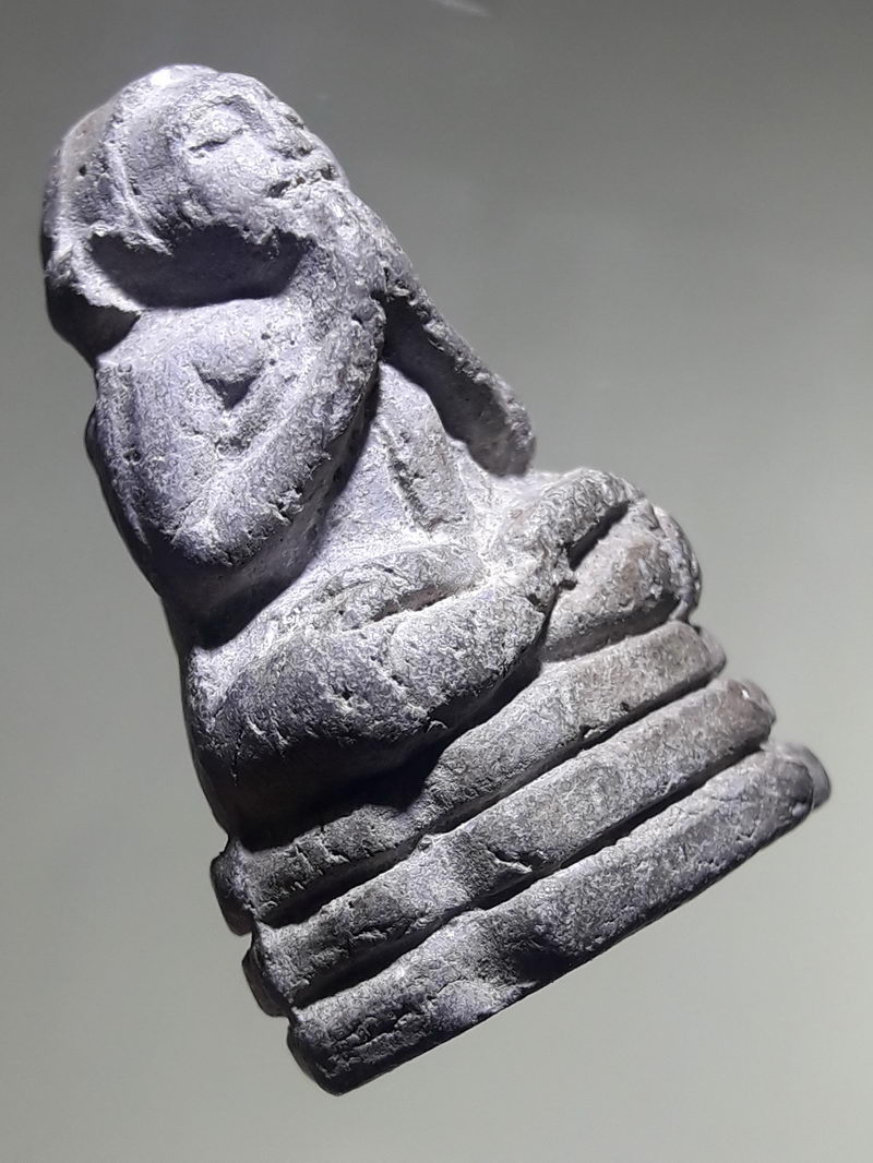 รหัสสินค้า พระเนื้อดิน ผง ว่าน 10508 รูปหล่อลอยองค์ เนื้อผงใบลาน บรมครูเทพโลกอุดร พิมพ์พนมมืออธิษฐานฤทธิ์ กรุวังหน้า